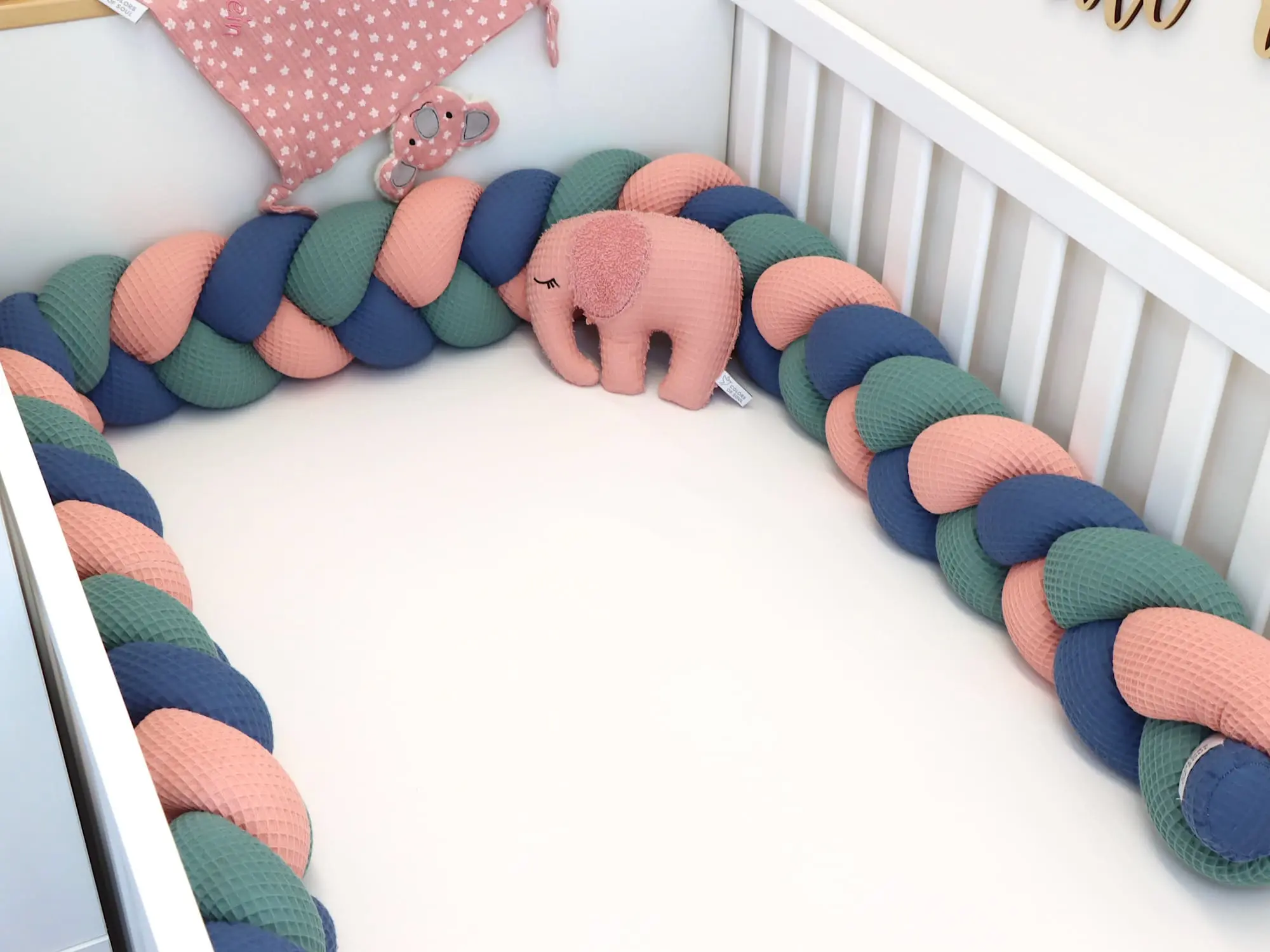 Weiche Babybett Bettschlange in Blush Altgrün und Jeansblau handgemacht