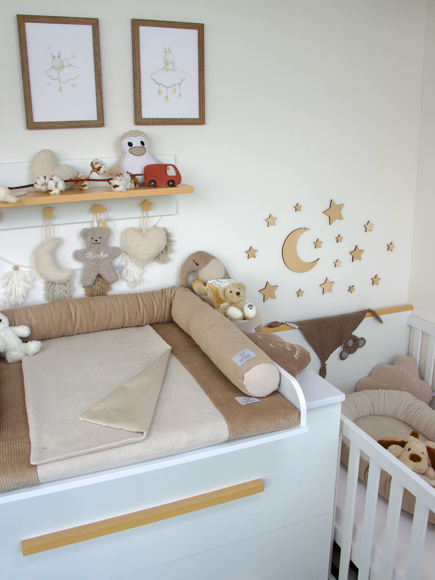 Babyzimmer Wickelplatz in erdiger Camel Beige Optik
