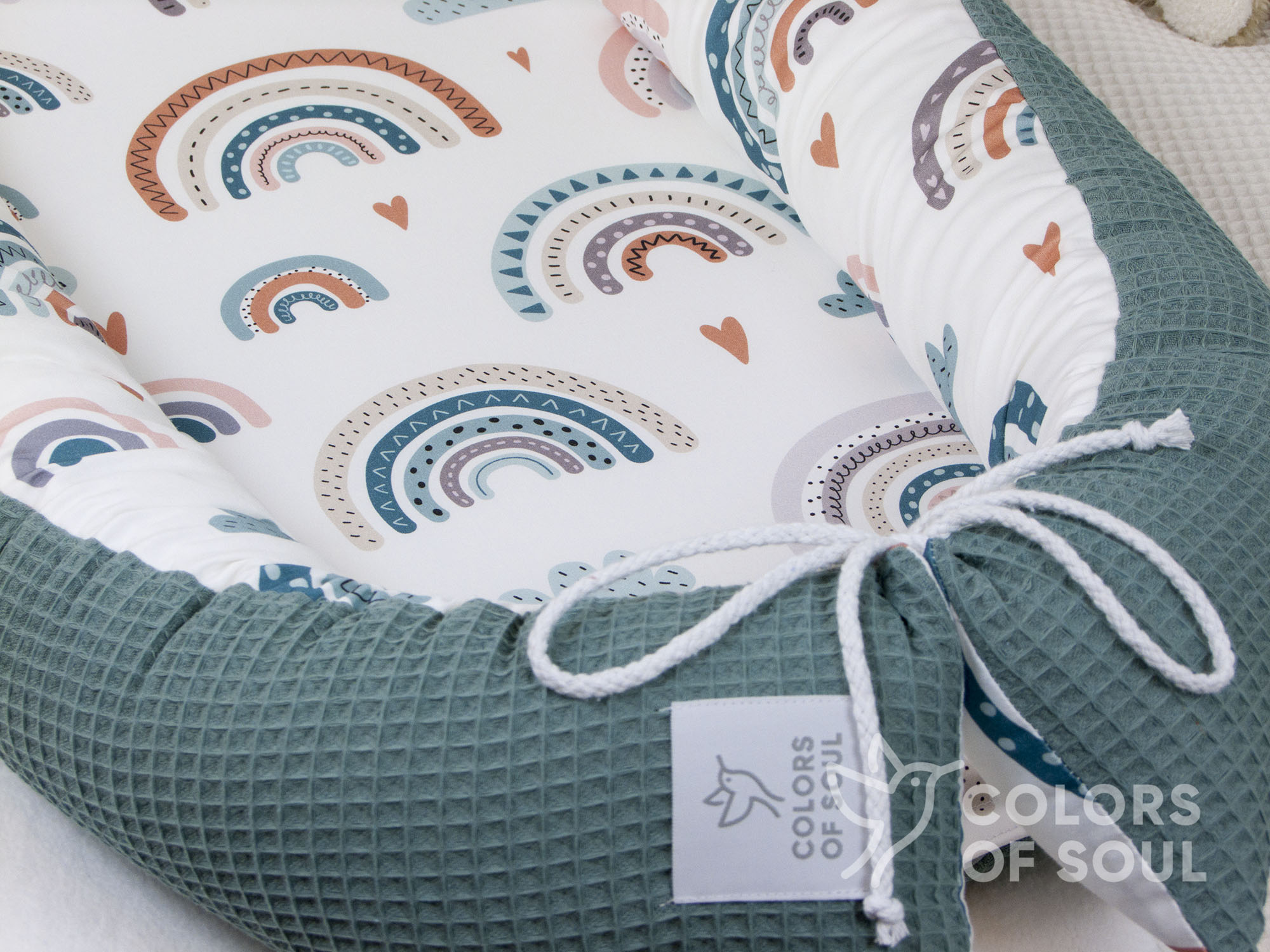 Babynestchen pastell Regenbogen und Herzen / Waffelpique altgrün für das Babyzimmer