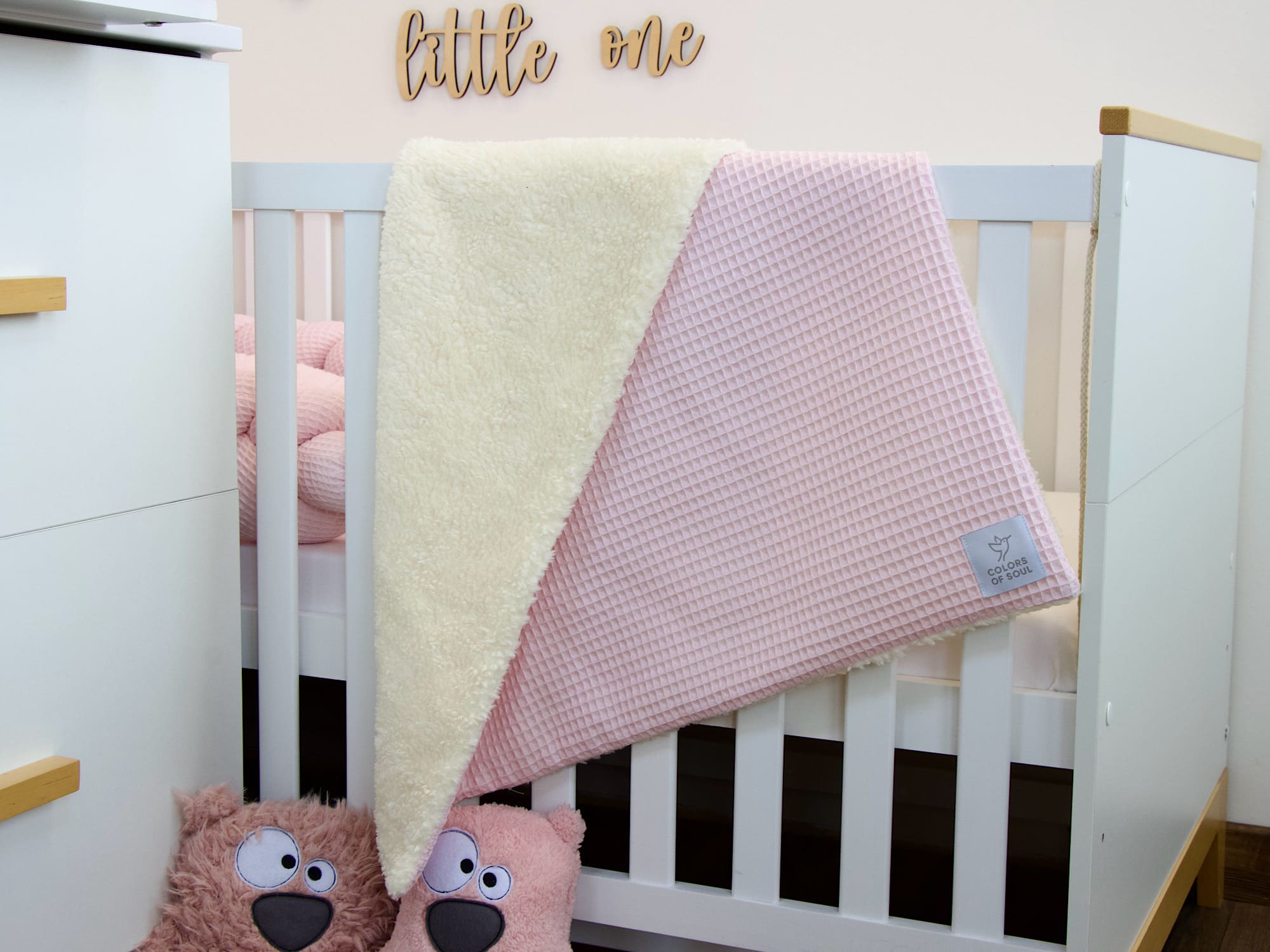 Kuscheldecke personalisiert – Waffelpique hellrosa / Teddyplüsch creme für das Babyzimmer