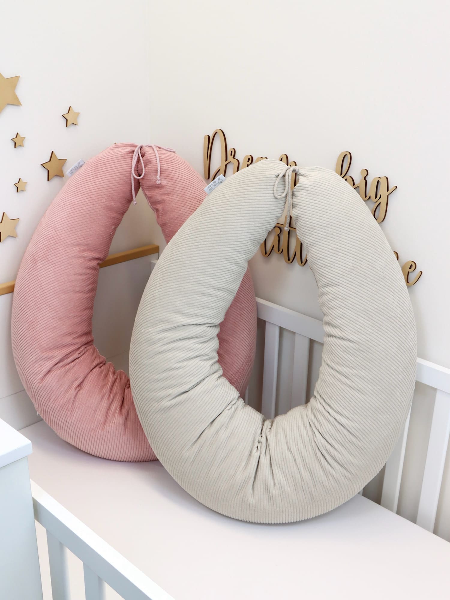 Stillkissen XXL Cord Hellbeige – dekorativ arrangiert mit Babyspielzeug im Kinderzimmer