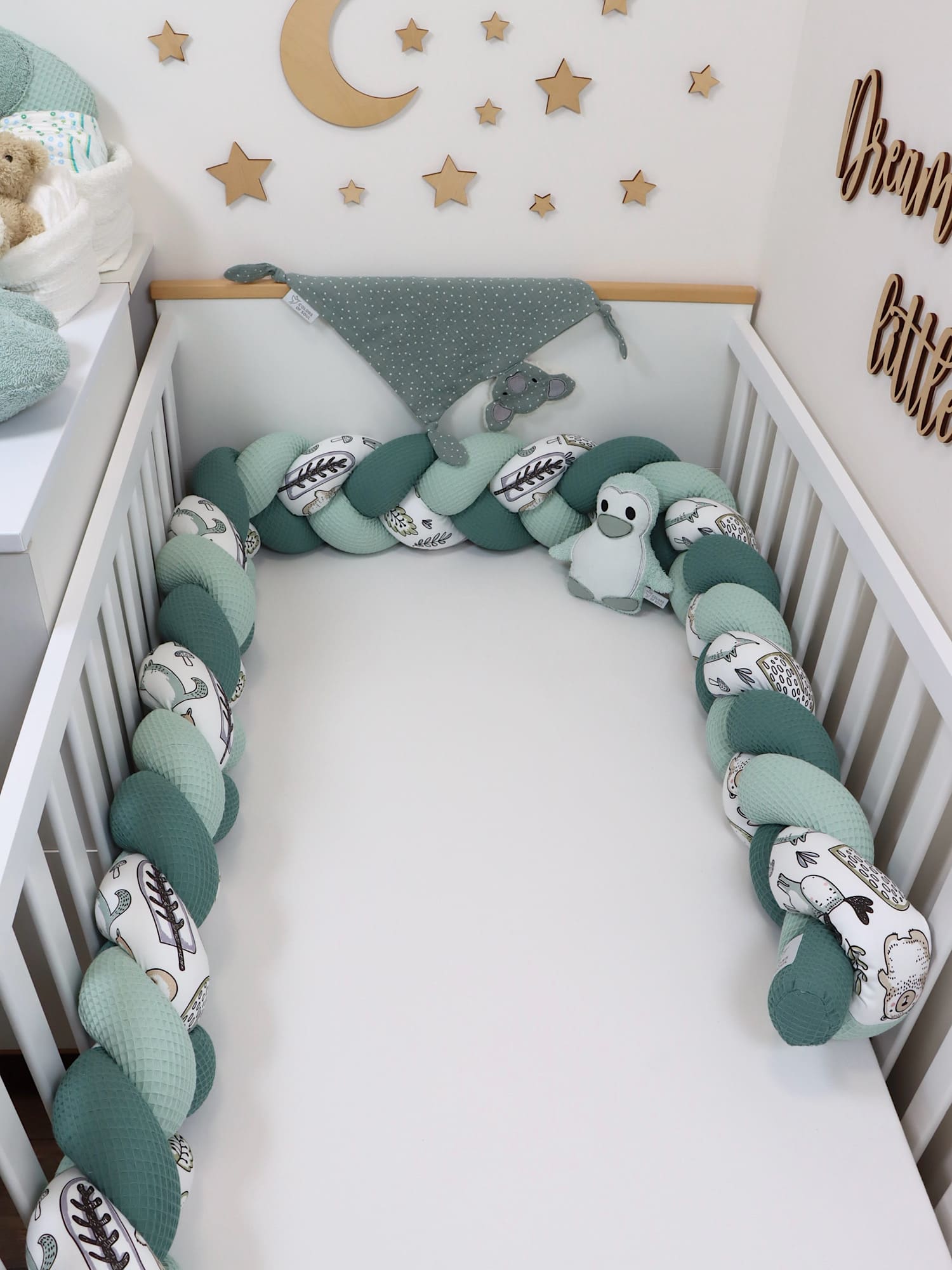 Waffelpique Bettschlange in Hellmint und Altgrün – geflochten & weich für Babys Sicherheit