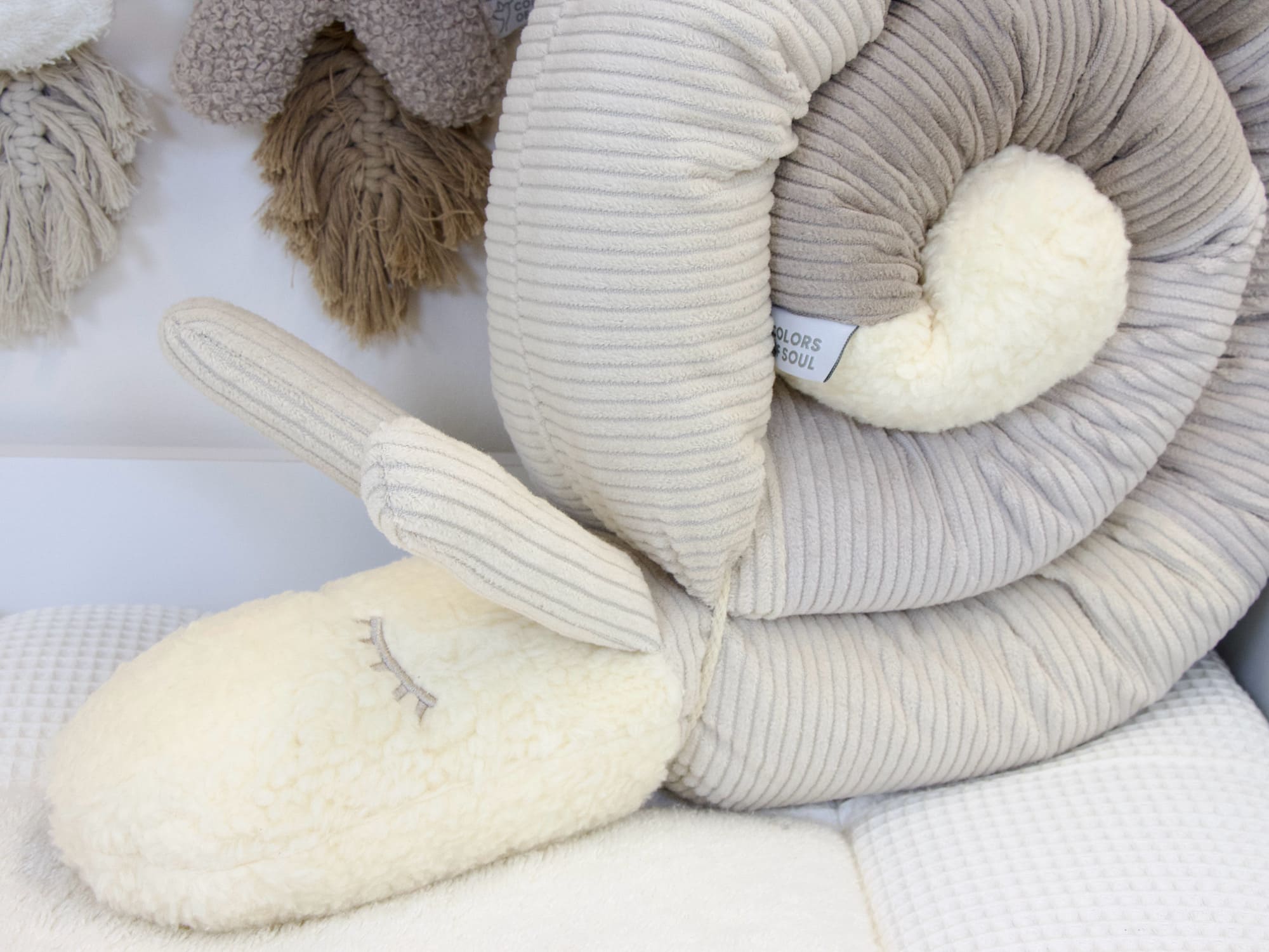Bettschnecke aus Cord als stilvolles Element im neutralen Babyzimmer
