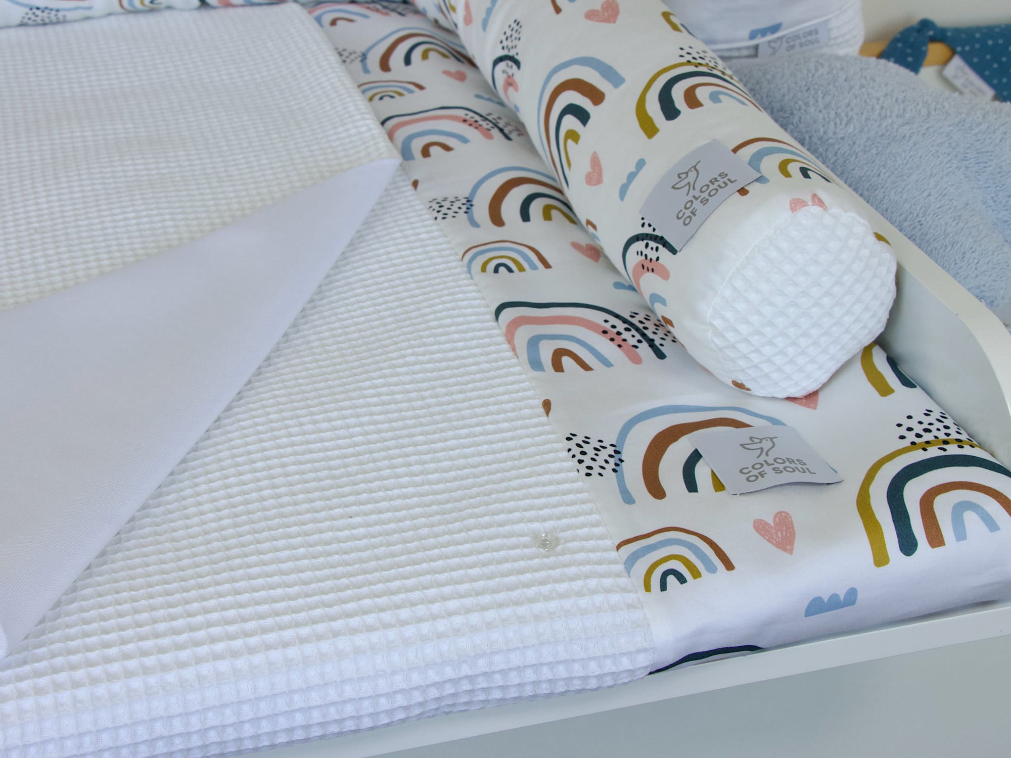 2-er SET - Wickelauflage mit Inlett, Bettschlange - Regenbogen und Herzen / Waffelpique weiß