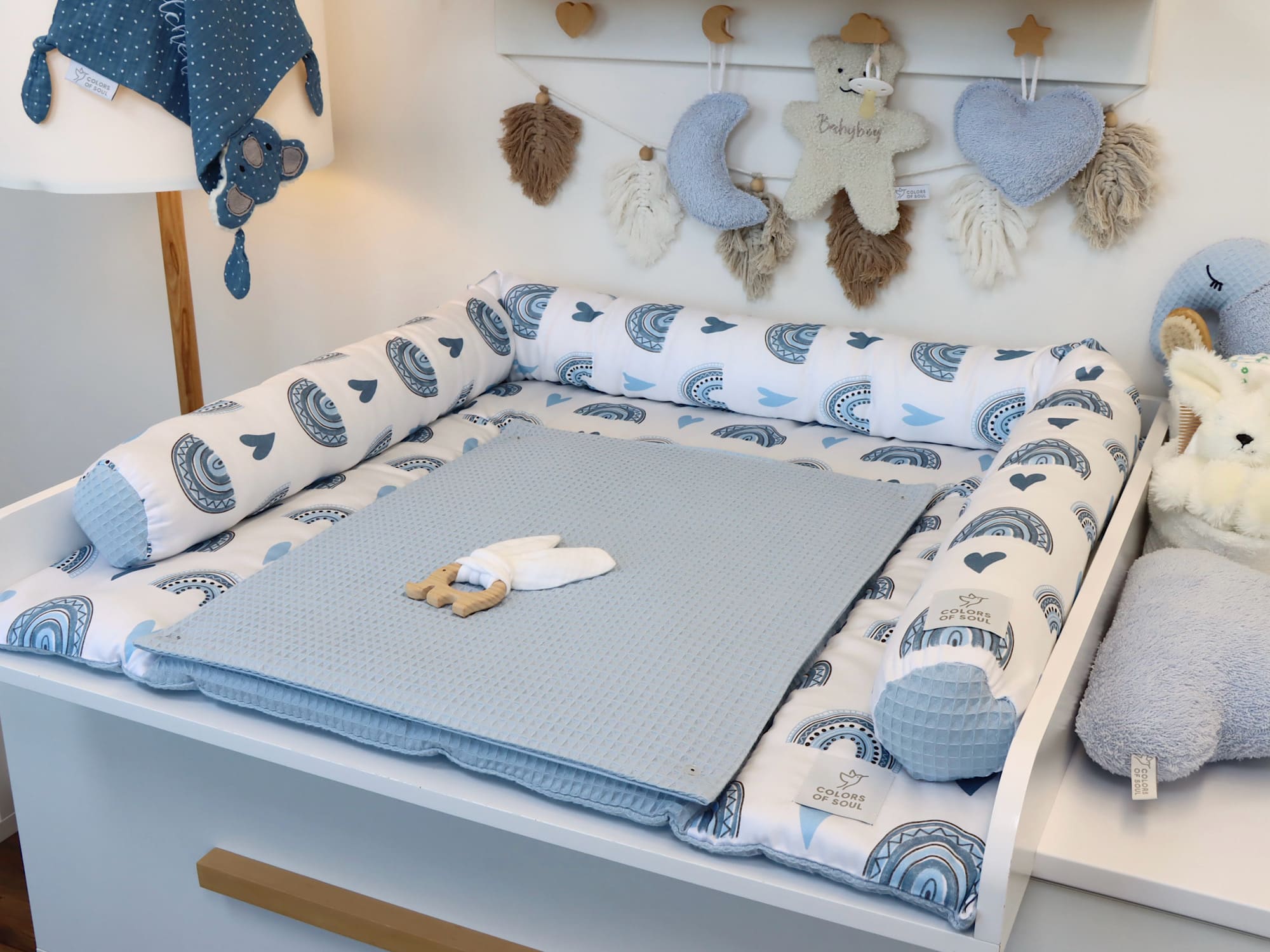 Wickelauflage mit Bettschlange und Babynest - Regenbogen und Herzen blau / Waffelpique Hellblau