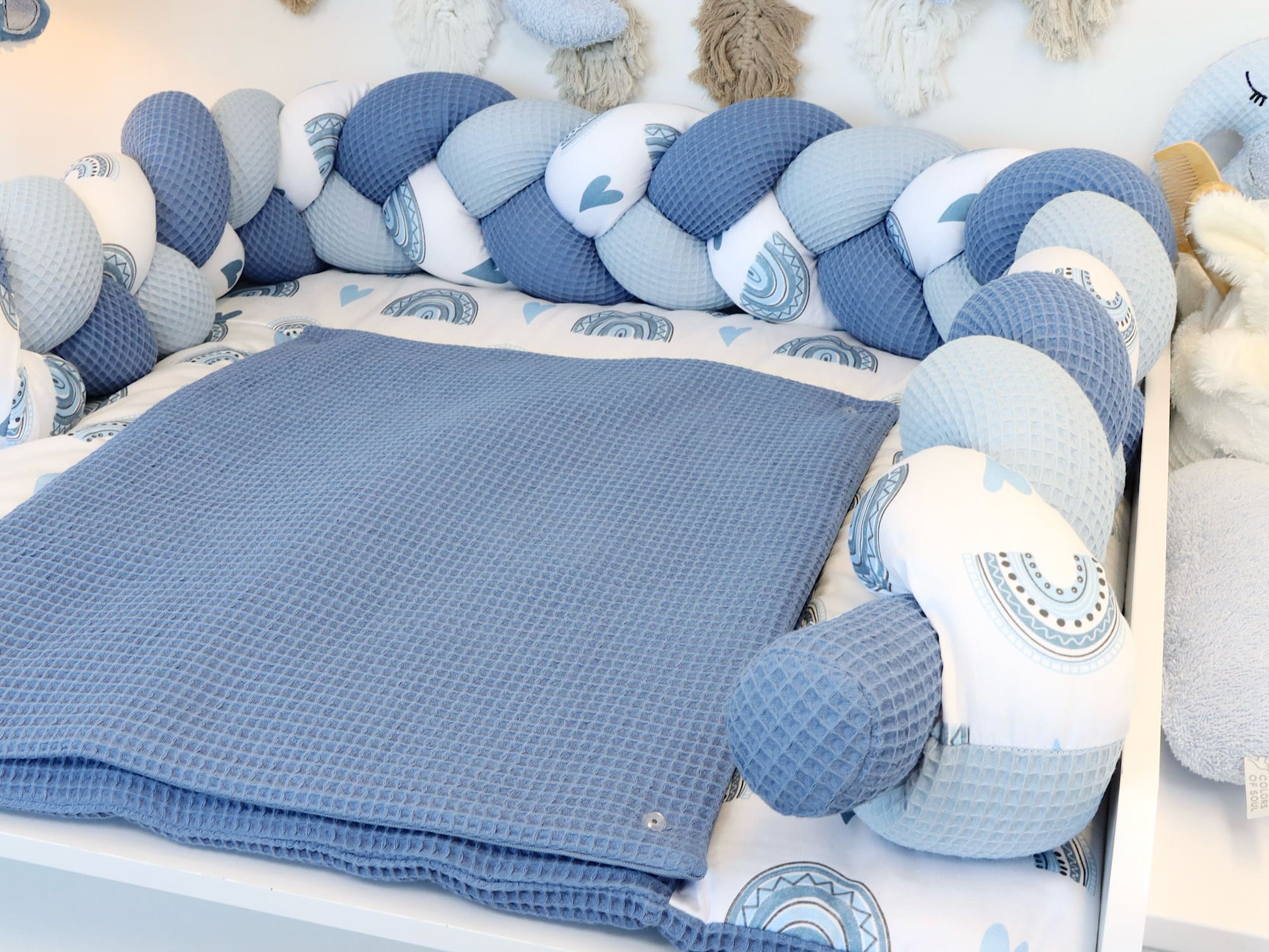 Wickelauflage, geflochtene Umrandung, Babynest - Regenbogen und Herzen blau / Waffelpique blau