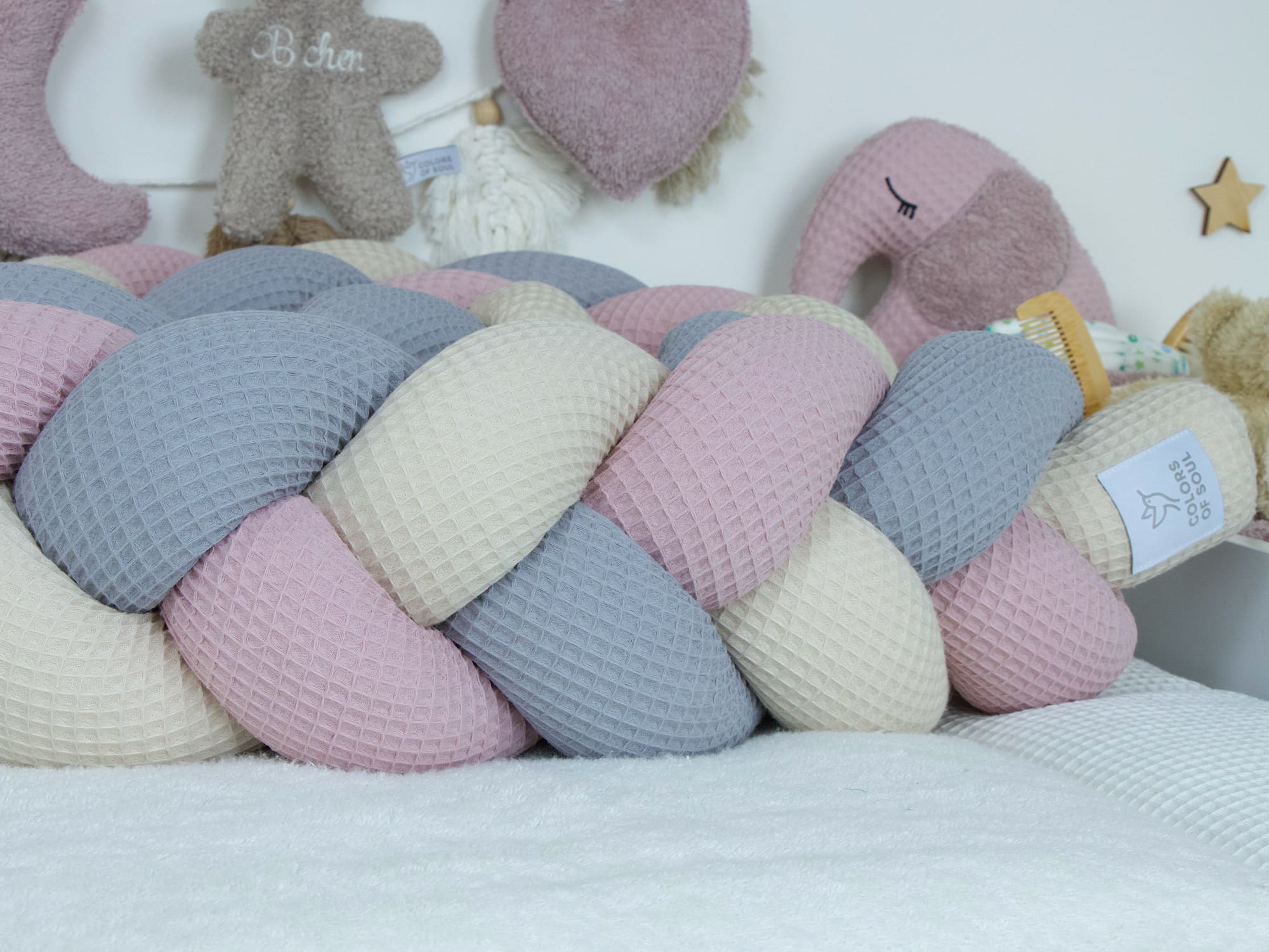 Geflochtene Bettschlange – Waffelpique natur, grau, altrosa für das Babyzimmer