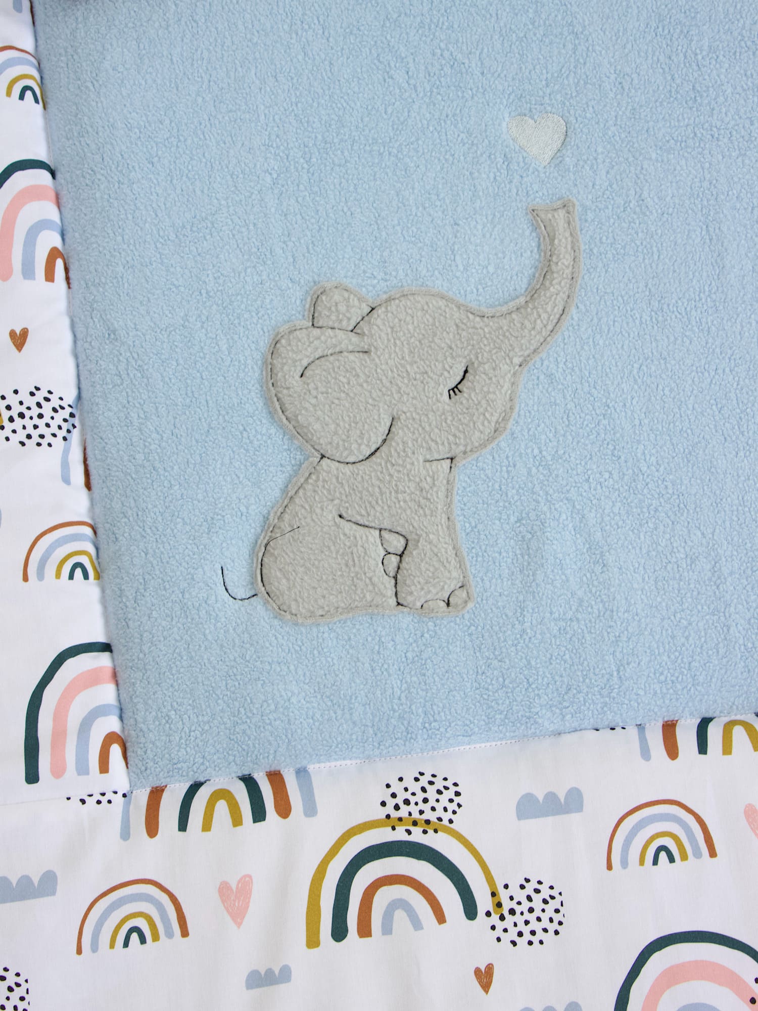 Krabbeldecke personalisiert mit Namen - Regenbogen und Herzen / Baumwollfleece blau