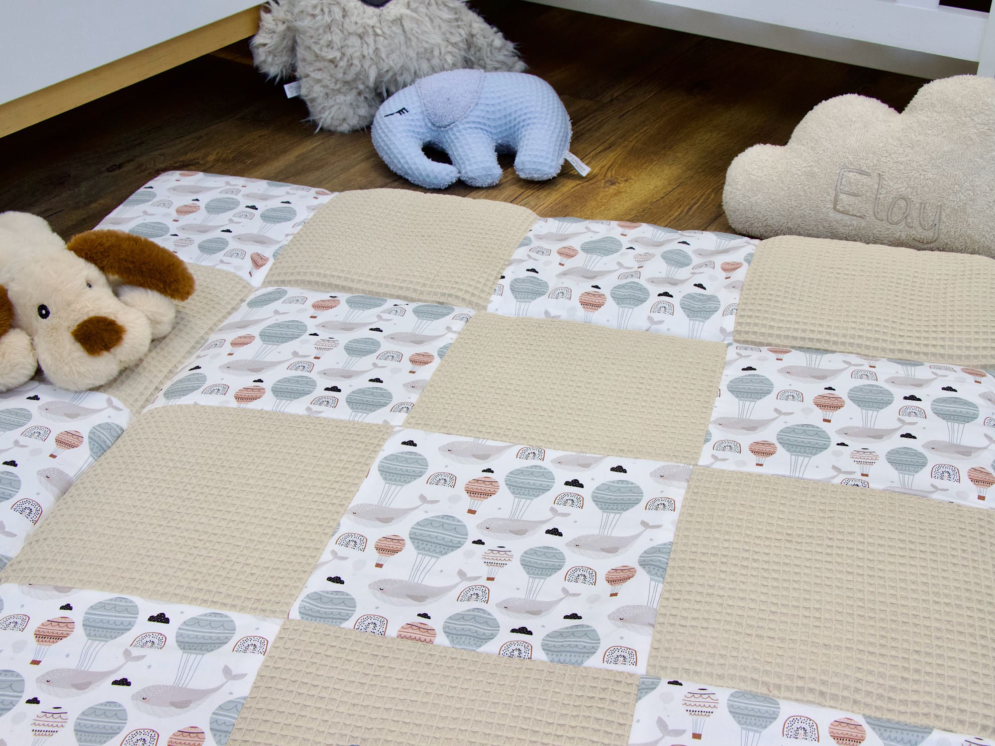 Große personalisierte Baby Krabbeldecke im Patchwork-Design mit Waffelpique Beige und Baumwollsatin