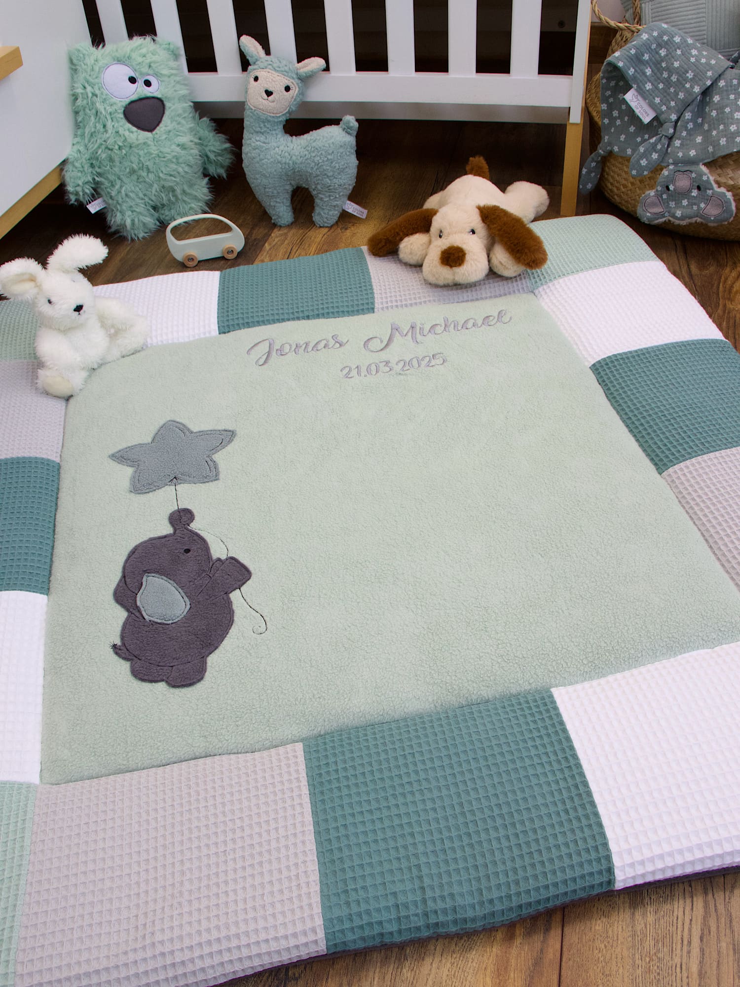 Krabbeldecke mit Elefant-Applikation und Namensstickerei in Grau