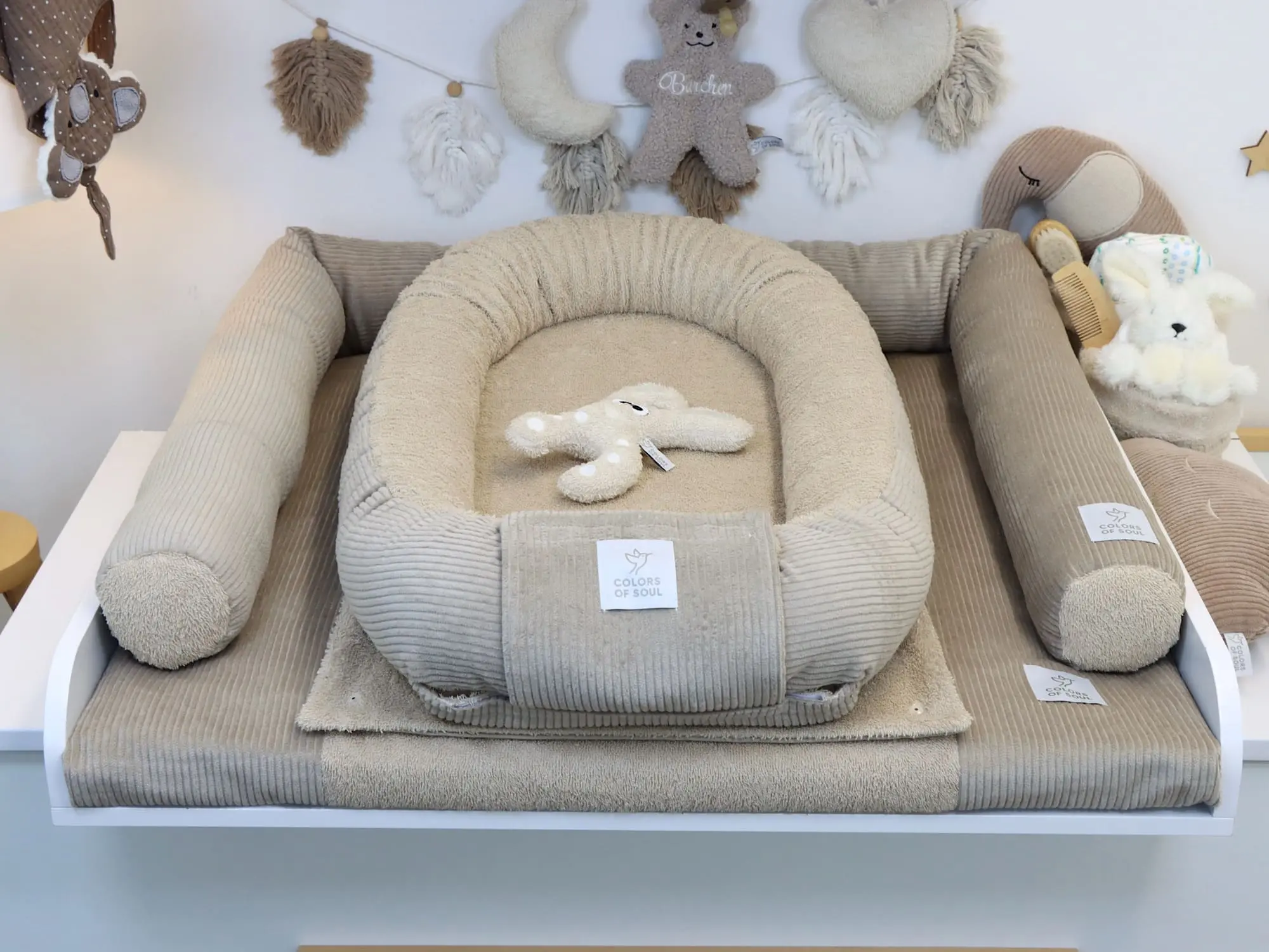 Klassische Bettschlange aus Cord Beige als Schutz am Wickelplatz