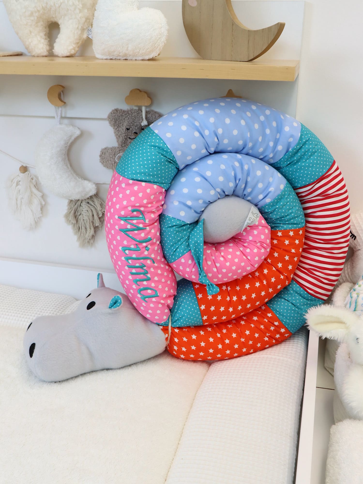 Bettschlange Nilpferd mit grauem Tierkopf – Orange Pink Rot Blau, liebevoll genäht und ideal als Rundumschutz fürs Babybett