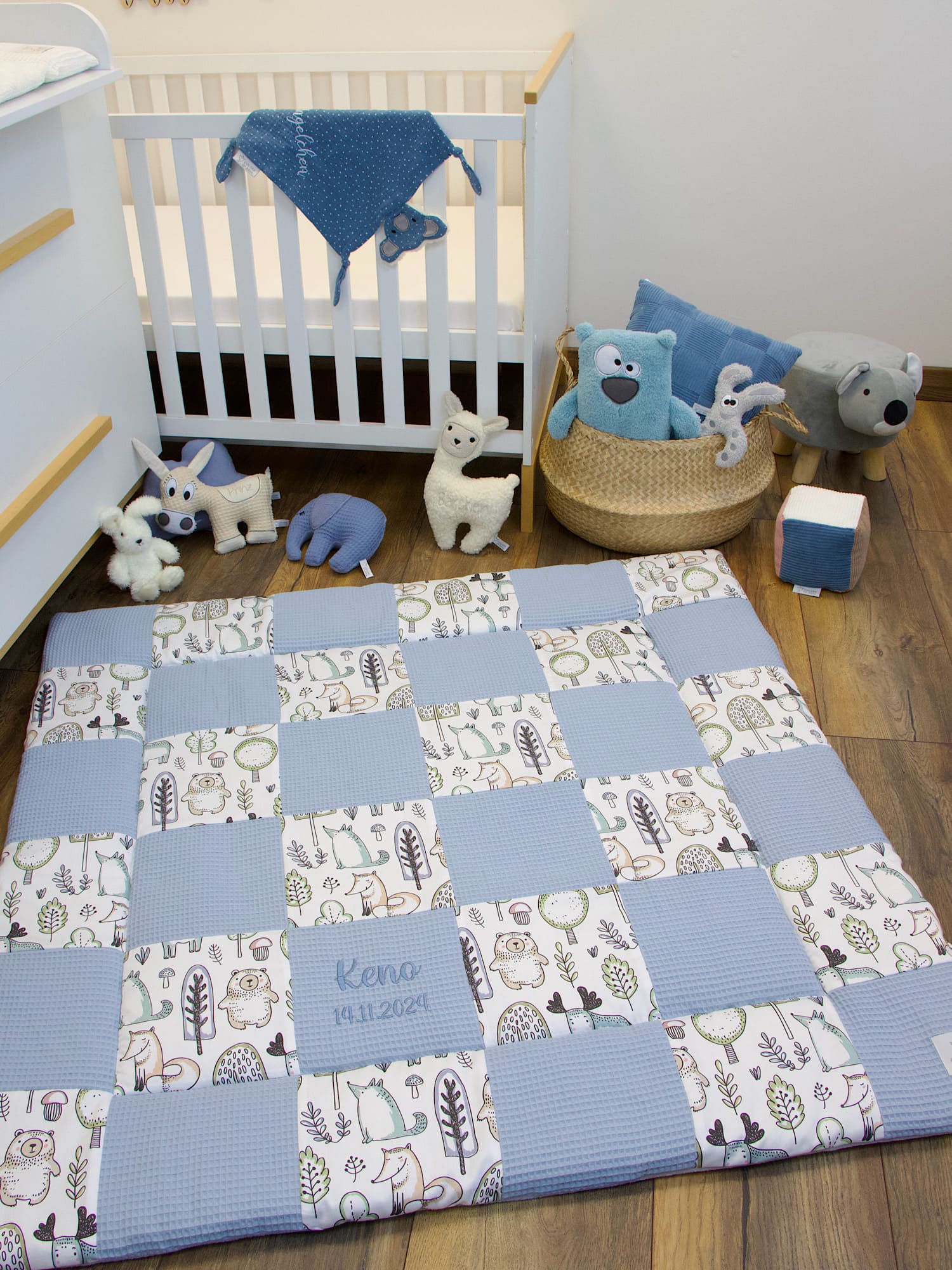 Personalisierte Patchwork Krabbeldecke für Babys mit Waldfreunde Motiv und Hellblau