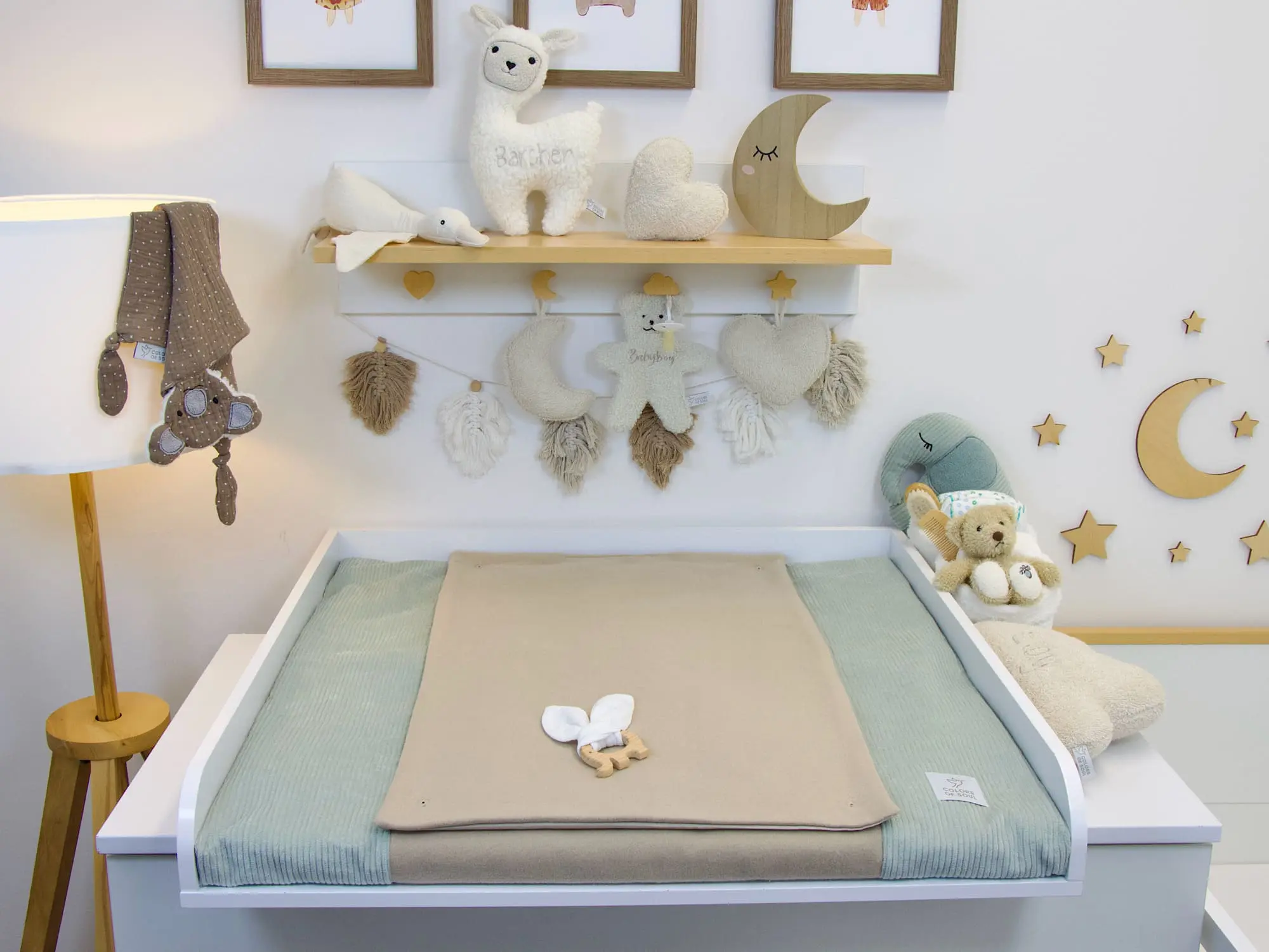 Warme Wickelauflage mit Bezug für Babyzimmer in Mint und Dunkelbeige