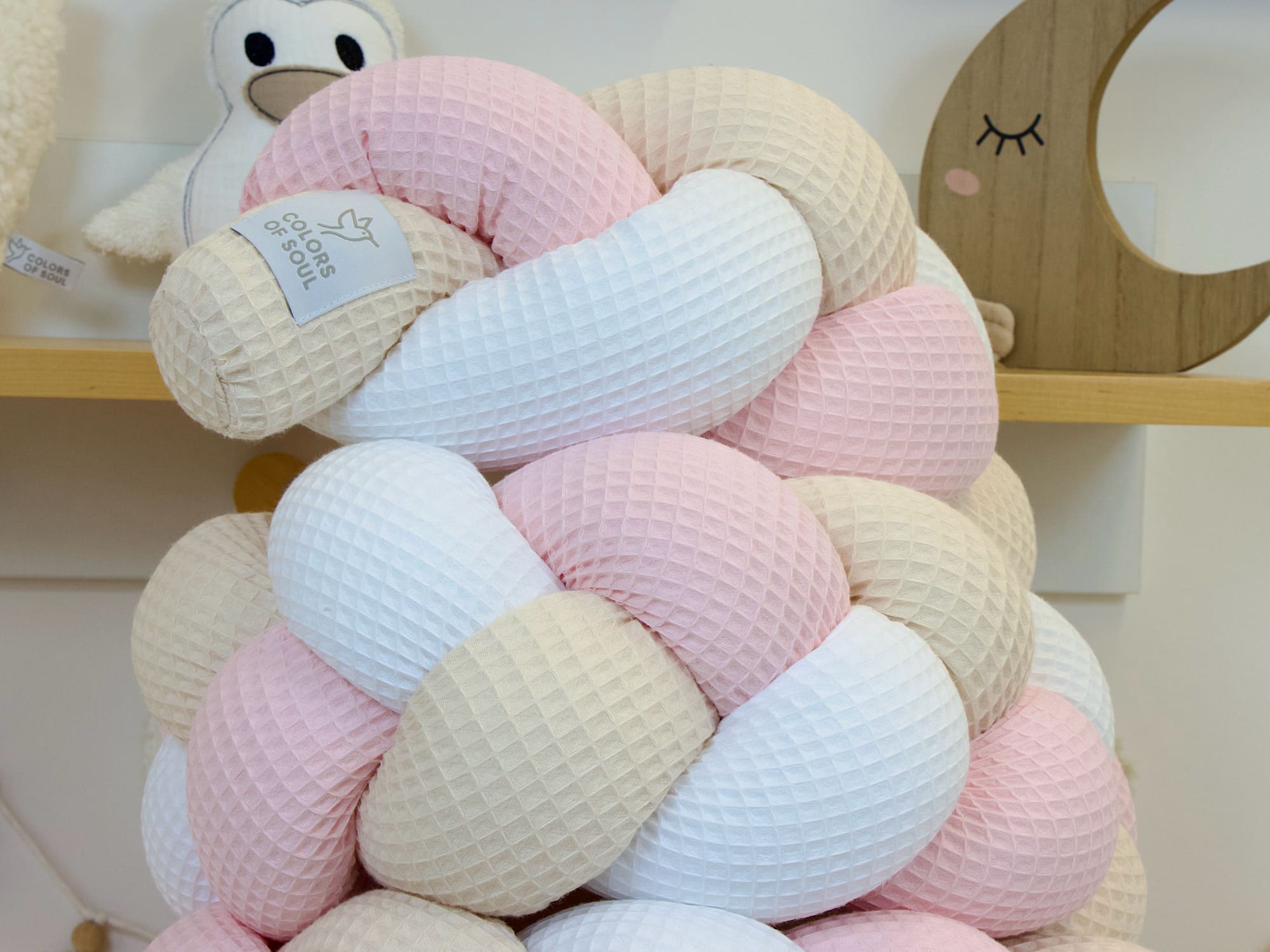 Geflochtene Bettumrandung für das Kinderzimmer – Waffelpique weiß, hellrosa, hellbeige