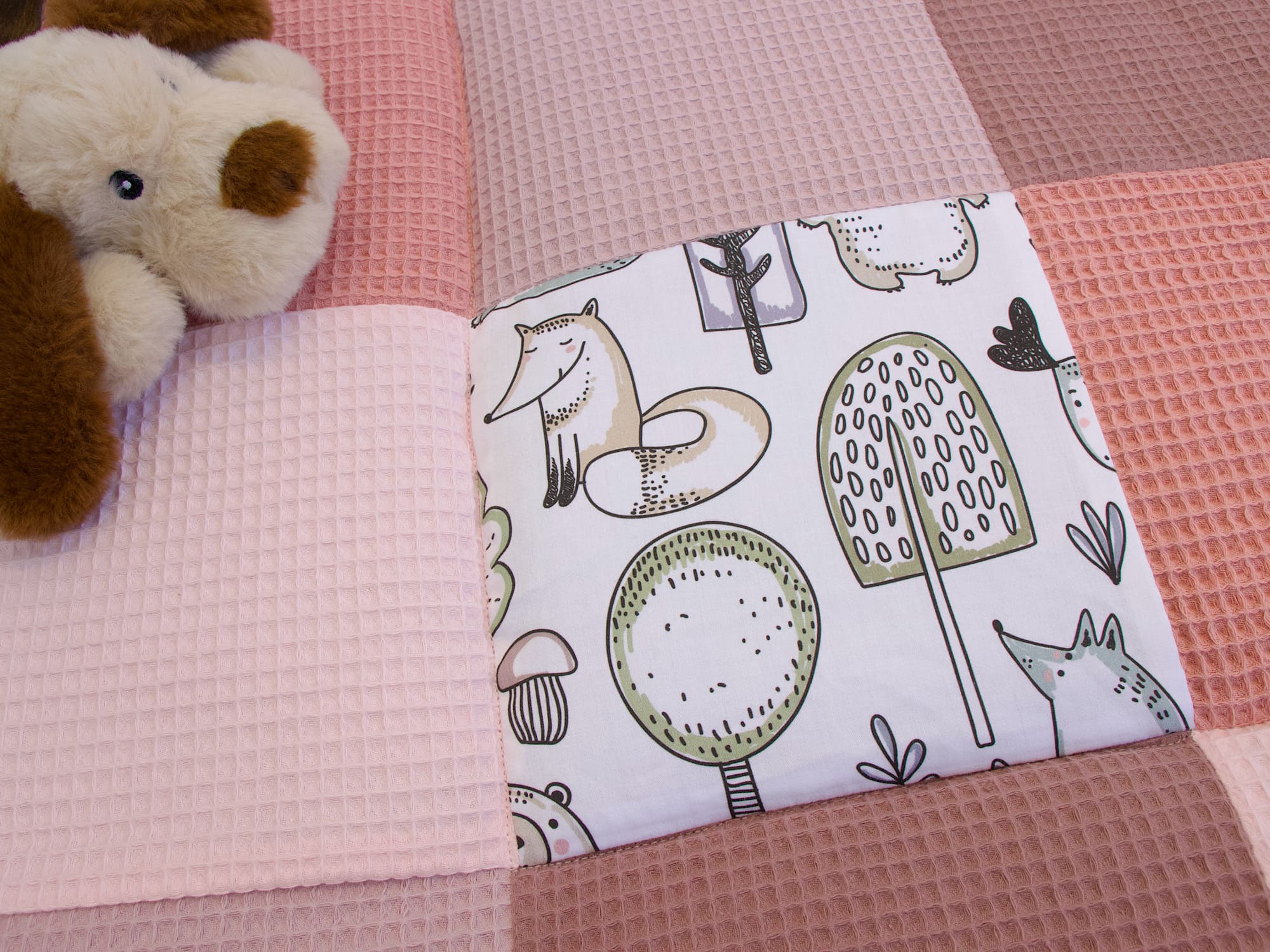 Weiche Patchwork Krabbeldecke – Waffelpique rosa / Waldfreunde – liebevoll handgenäht