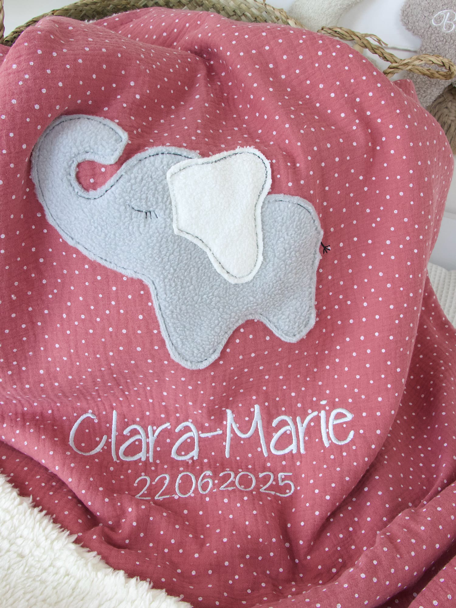 Baby Kuscheldecke personalisiert - Musselin mit weißen Punkten blush / Teddyplüsch creme
