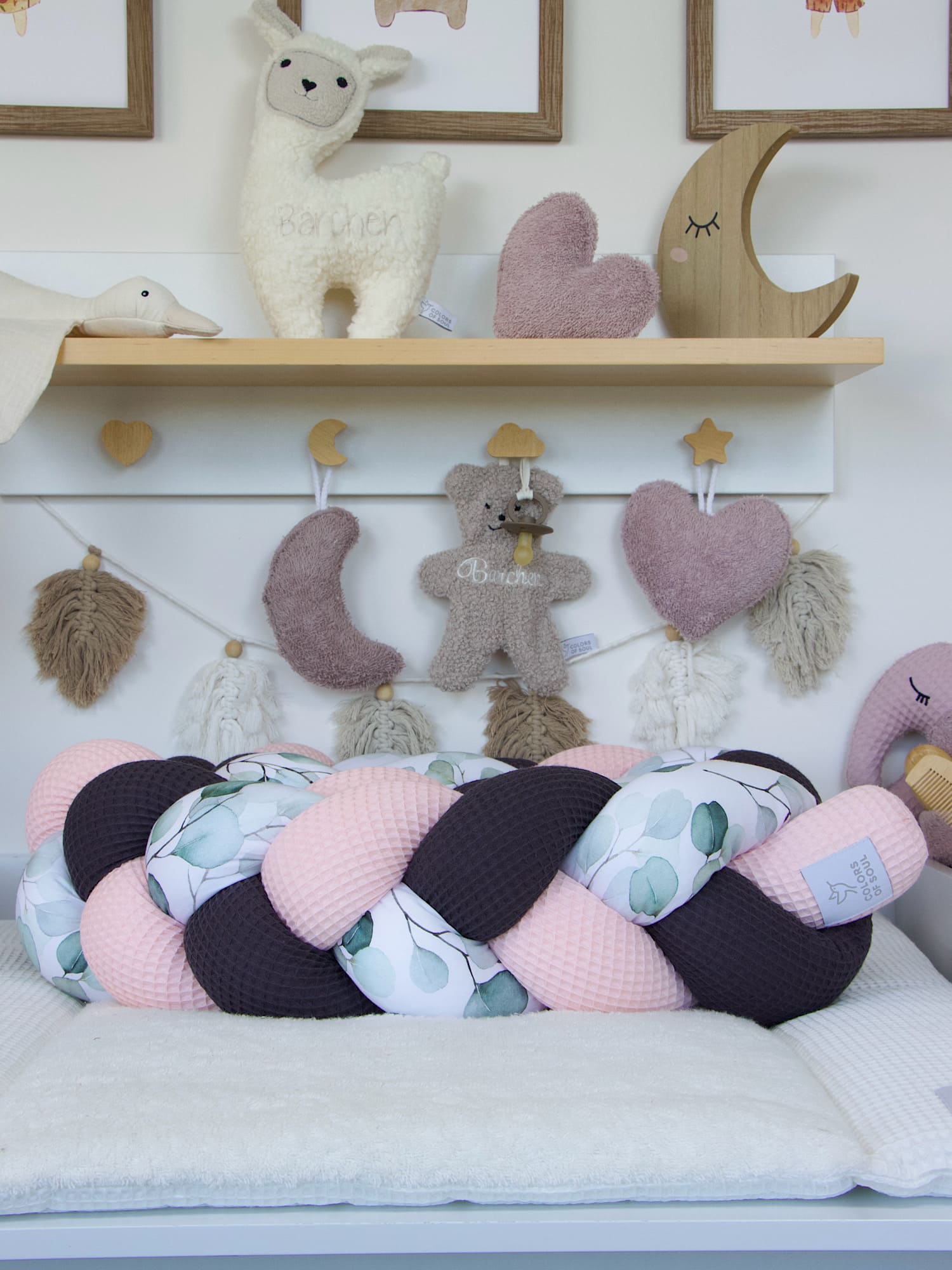 Bettschlange geflochten Hellrosa Dunkelgrau & Eukalyptus-Muster – natürliches Design fürs Babyzimmer