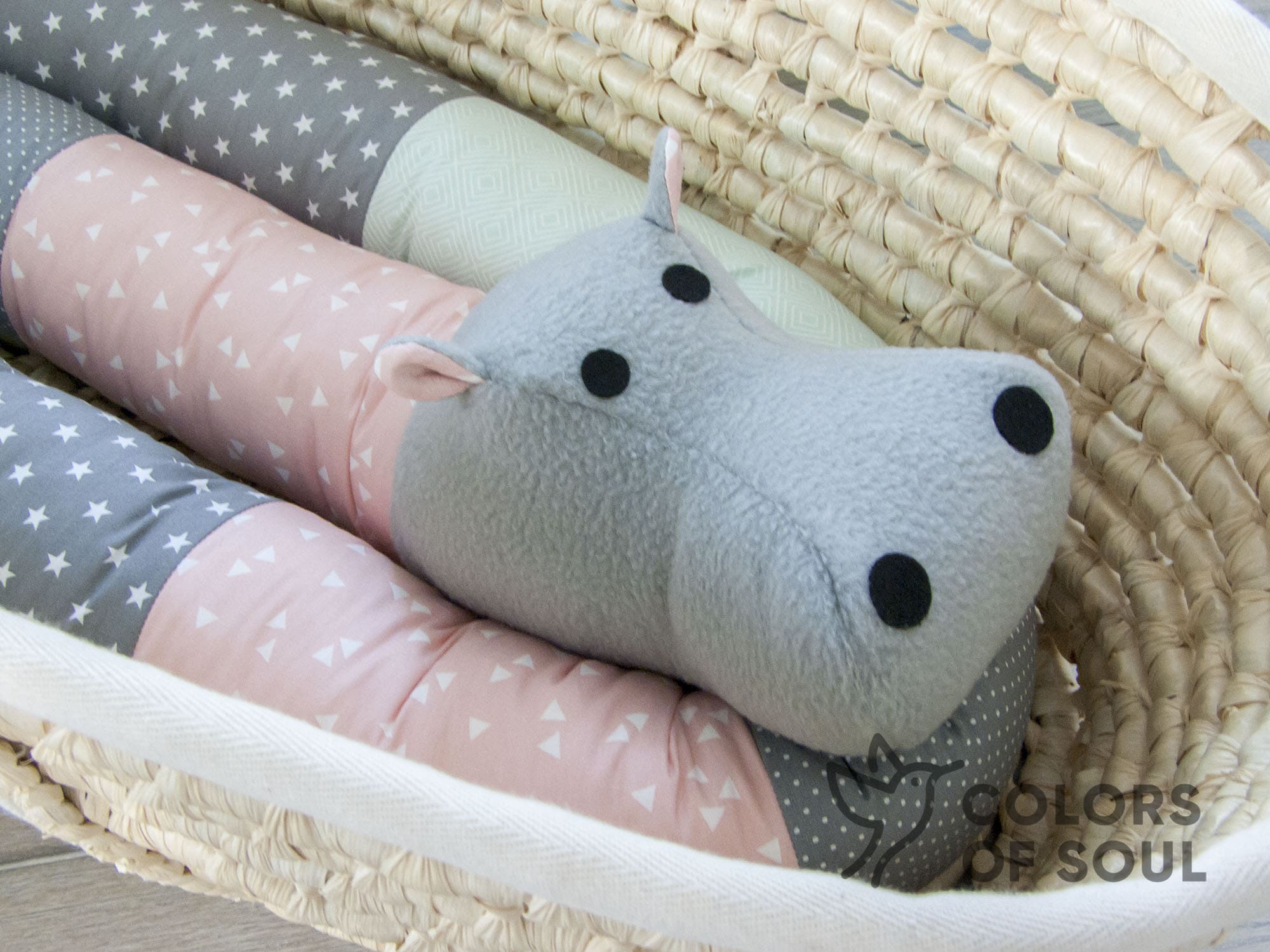 Nilpferd-Bettschlange in Rosa, Grau und Mint – Detailansicht des süßen Tierkopfs.
