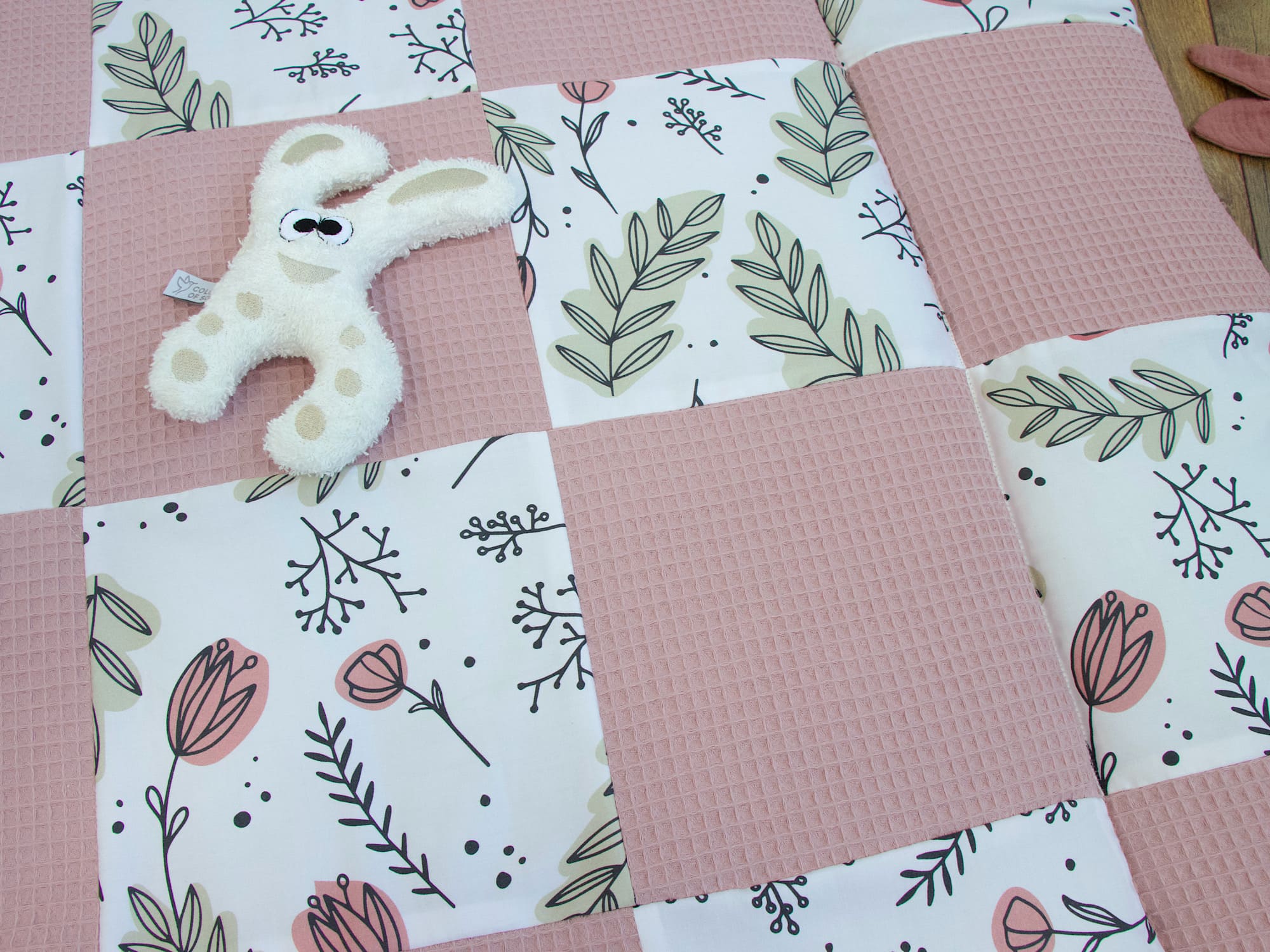 Patchwork Krabbeldecke abstrakt pastell Tulpen / Waffelpique altrosa