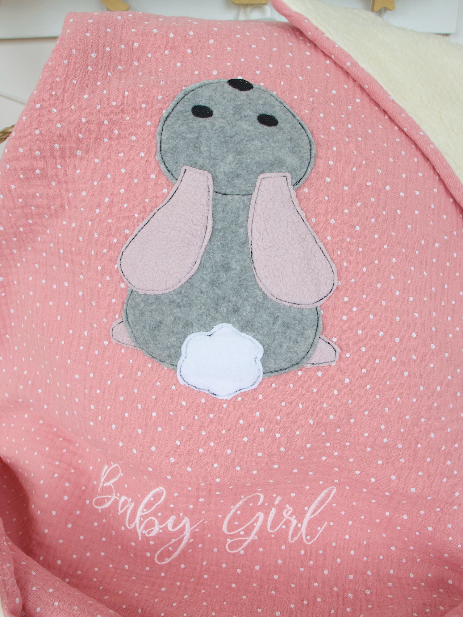 Personalisierte Kuscheldecke Hase - Musselin mit weißen Punkten rosa / Teddyplüsch creme