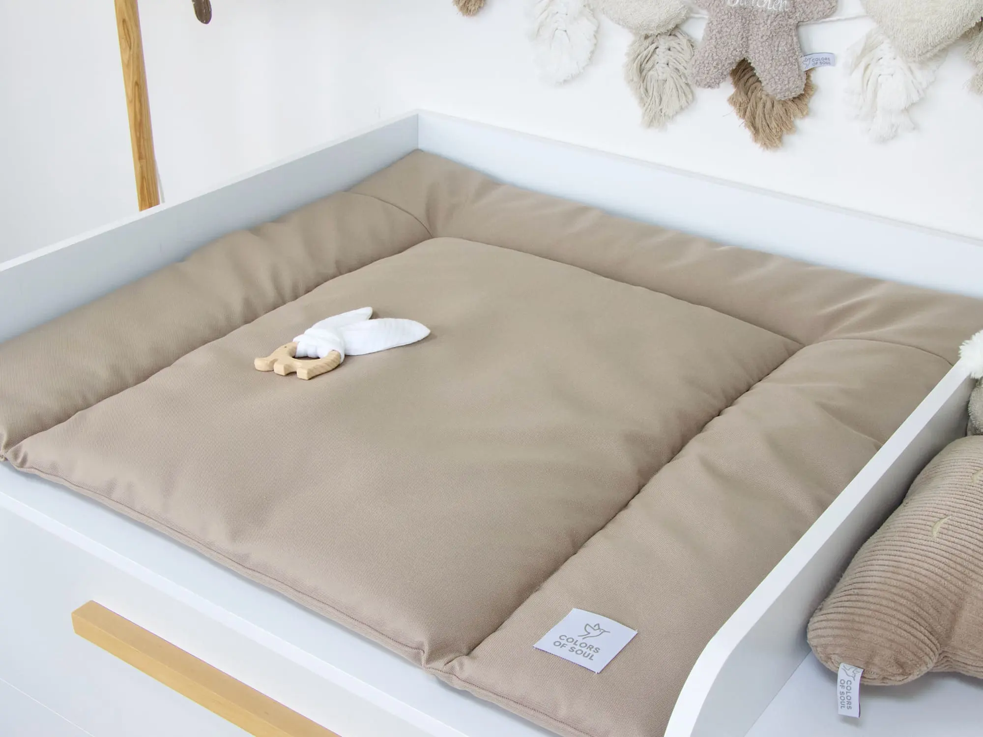 Pflegeleichte Wickelauflage Taupe beim Reinigen - einfach abwischbar mit feuchtem Tuch, hygienisch und praktisch
