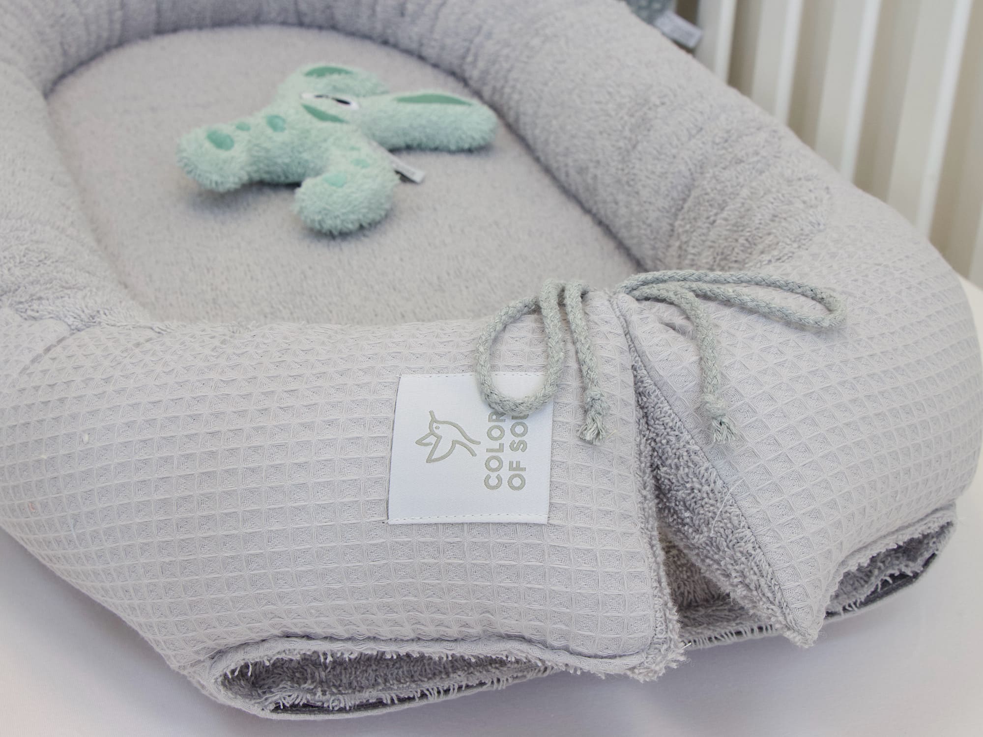 Babynest Hellgrau mit gepolstertem Rand – handgemacht aus hochwertigen Öko-Tex-zertifizierten Stoffen