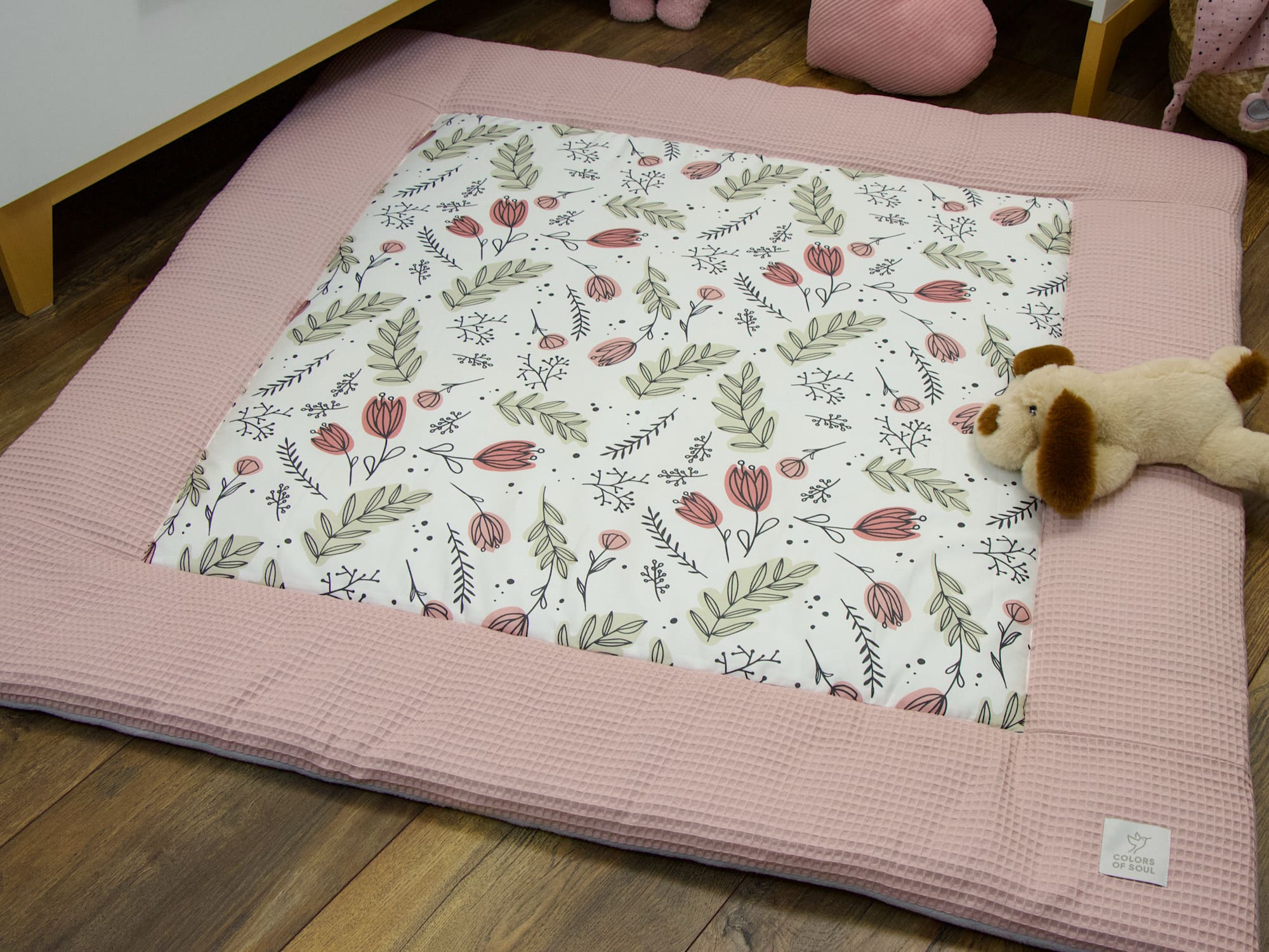 Personalisierbare Krabbeldecke mit floralen Pastell-Tulpen und Waffelpique in Altrosa
