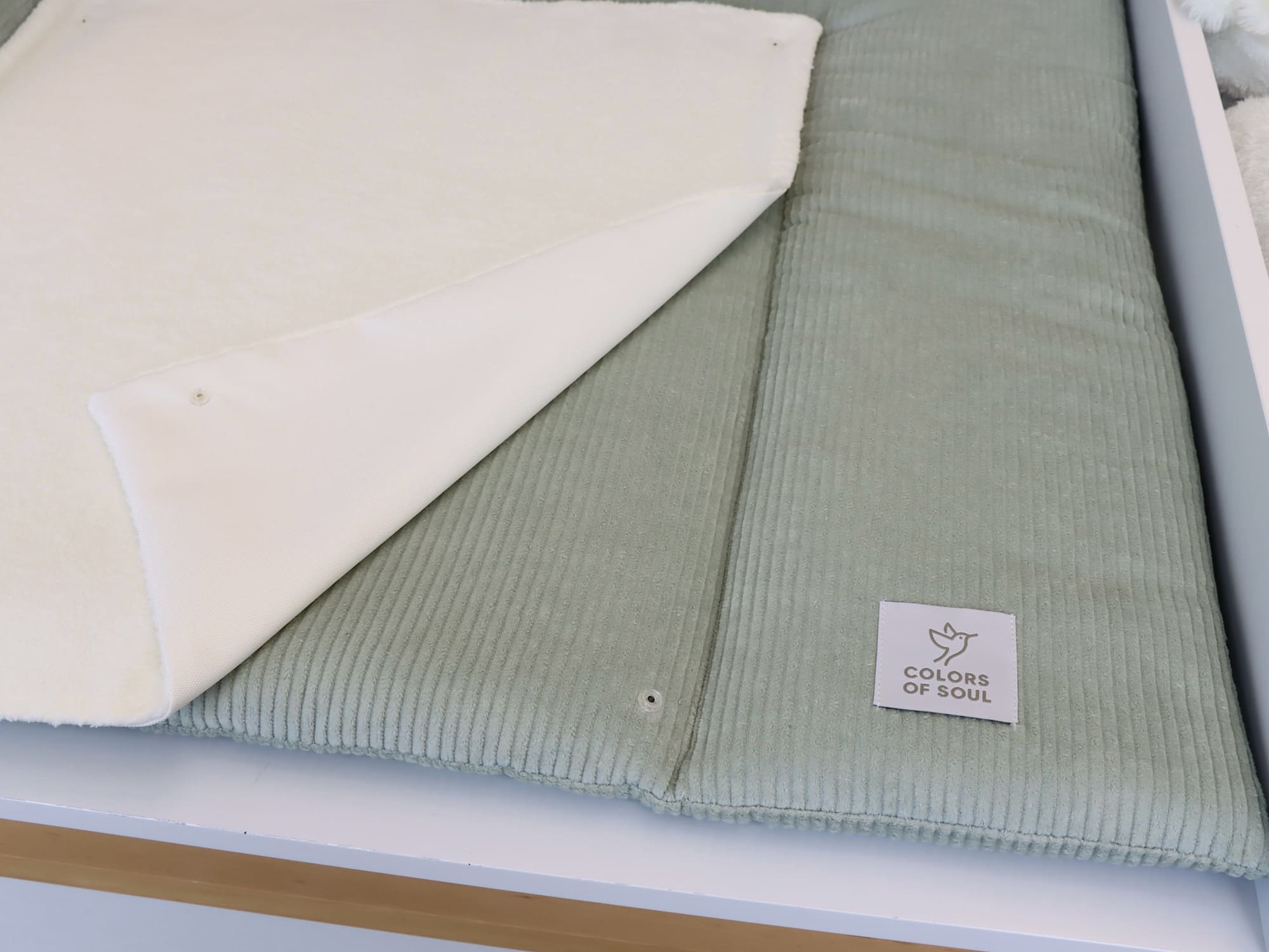 Natürliche Wickelauflage aus Cord Mint für moderne Babyzimmer