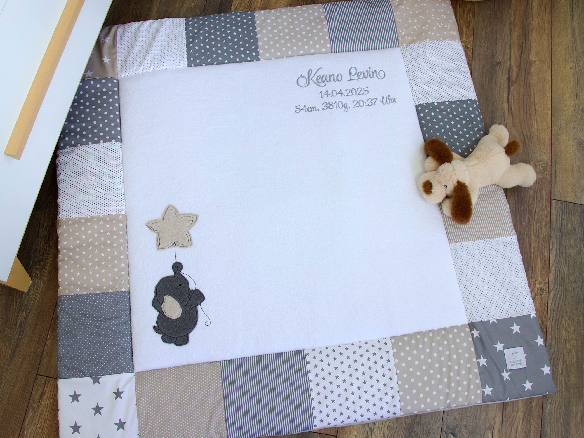 Handgemachte Krabbeldecke mit Elefant, Stern und personalisierter Stickerei
