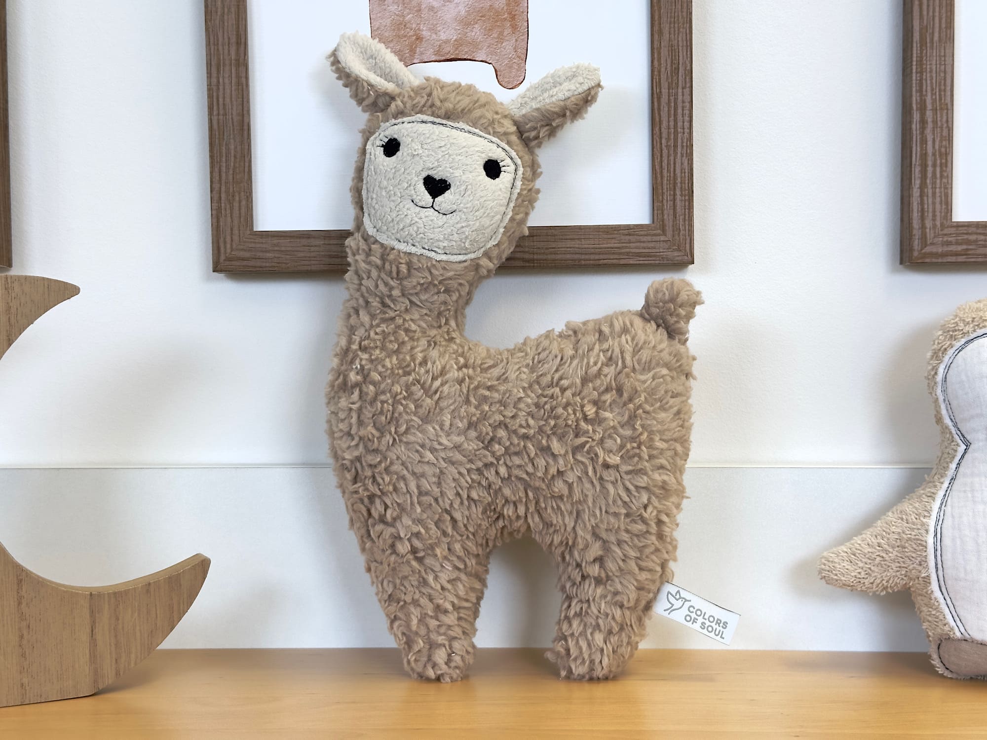 Personalisiertes Kuscheltier Lama mit Namensstickerei aus Teddyplüsch