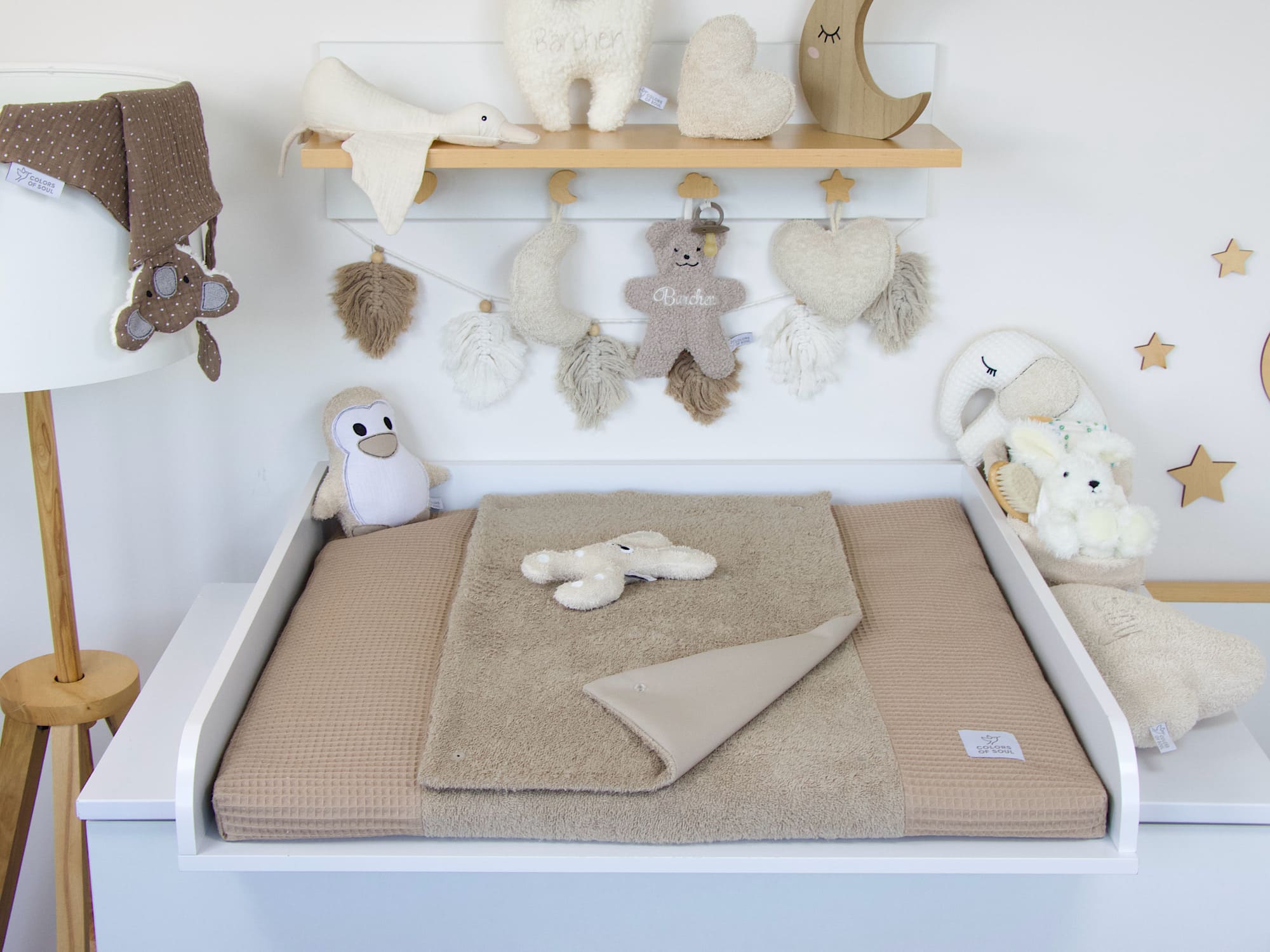 Nahaufnahme Wickelauflage mit Bezug und Inlett – Frottee und Waffelpique in warmem Dunkelbeige, liebevoll arrangiert im Babyzimmer.