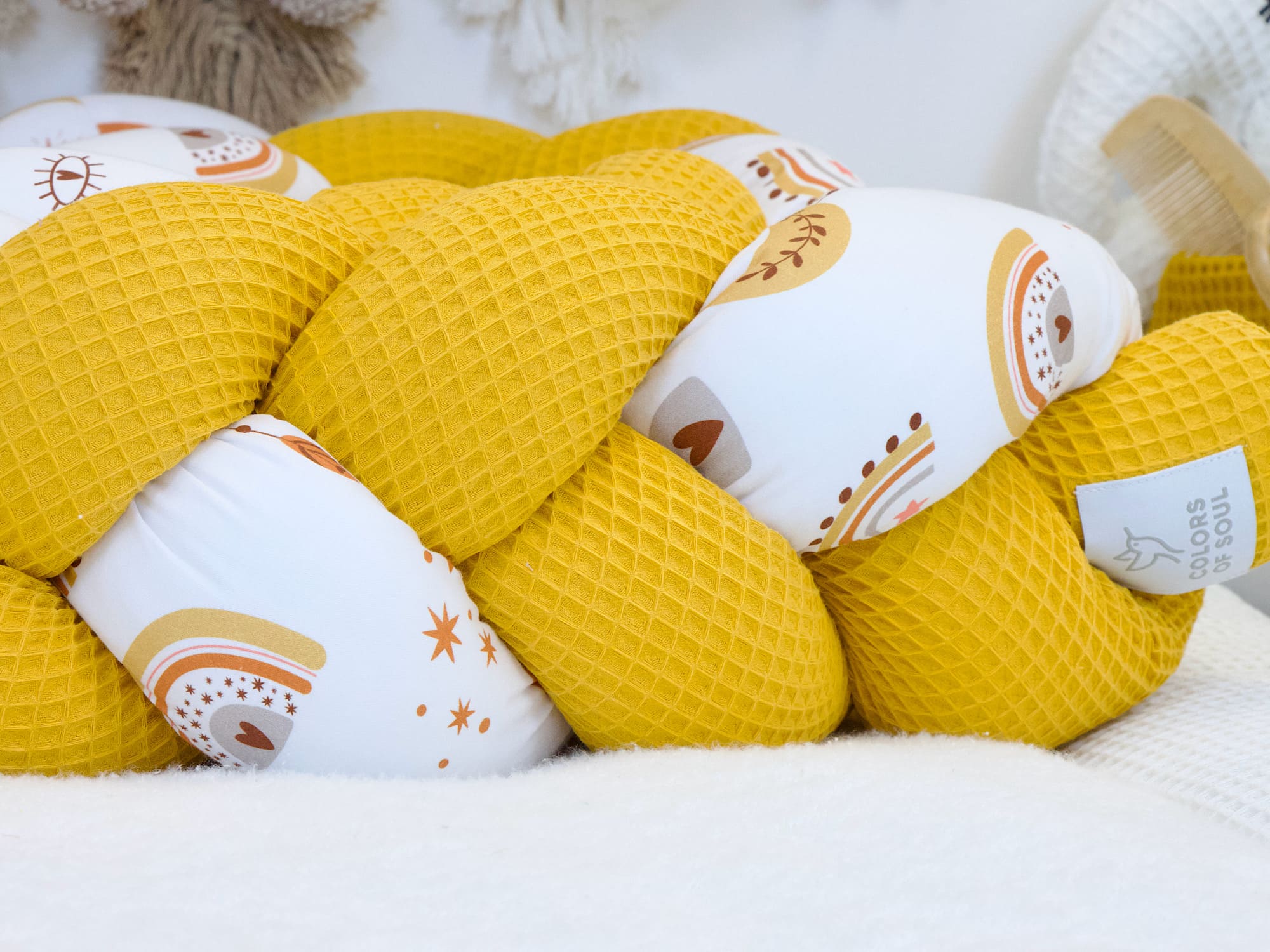 Bettschlange geflochten Gelb mit Boho Regenbogen – handgefertigte Bettumrandung fürs Babybett