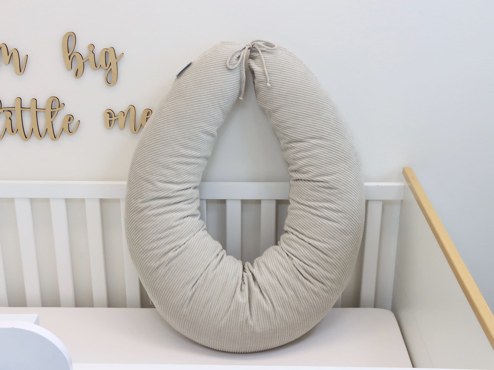 Stillkissen XXL Cord Hellbeige – handgefertigt, weich und atmungsaktiv im Babyzimmer
