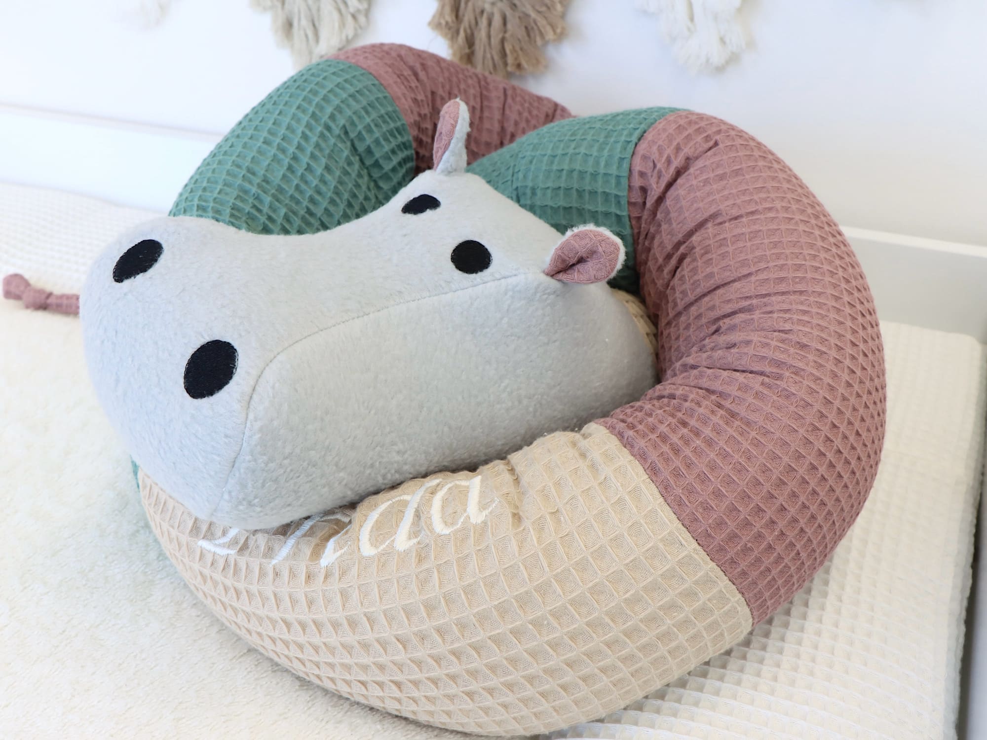 Bettschlange Nilpferd mit Stickerei aus weichem Waffelpique – Beige, Alte Malve & Altgrün – liebevolles Babygeschenk handgefertigt