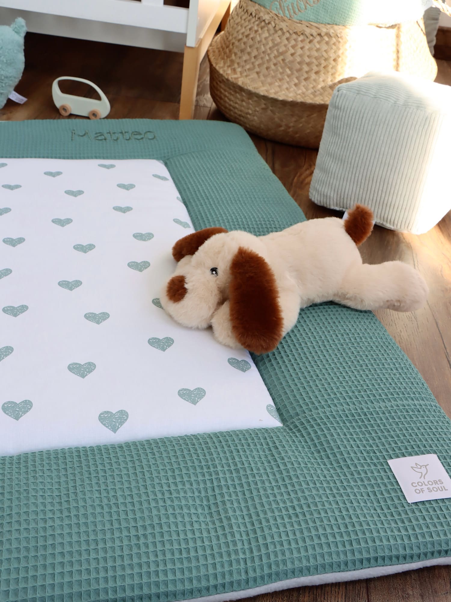 Personalisierte Krabbeldecke – mit Namen und Datum – Herzen altgrün / Waffelpique altgrün für das Babyzimmer