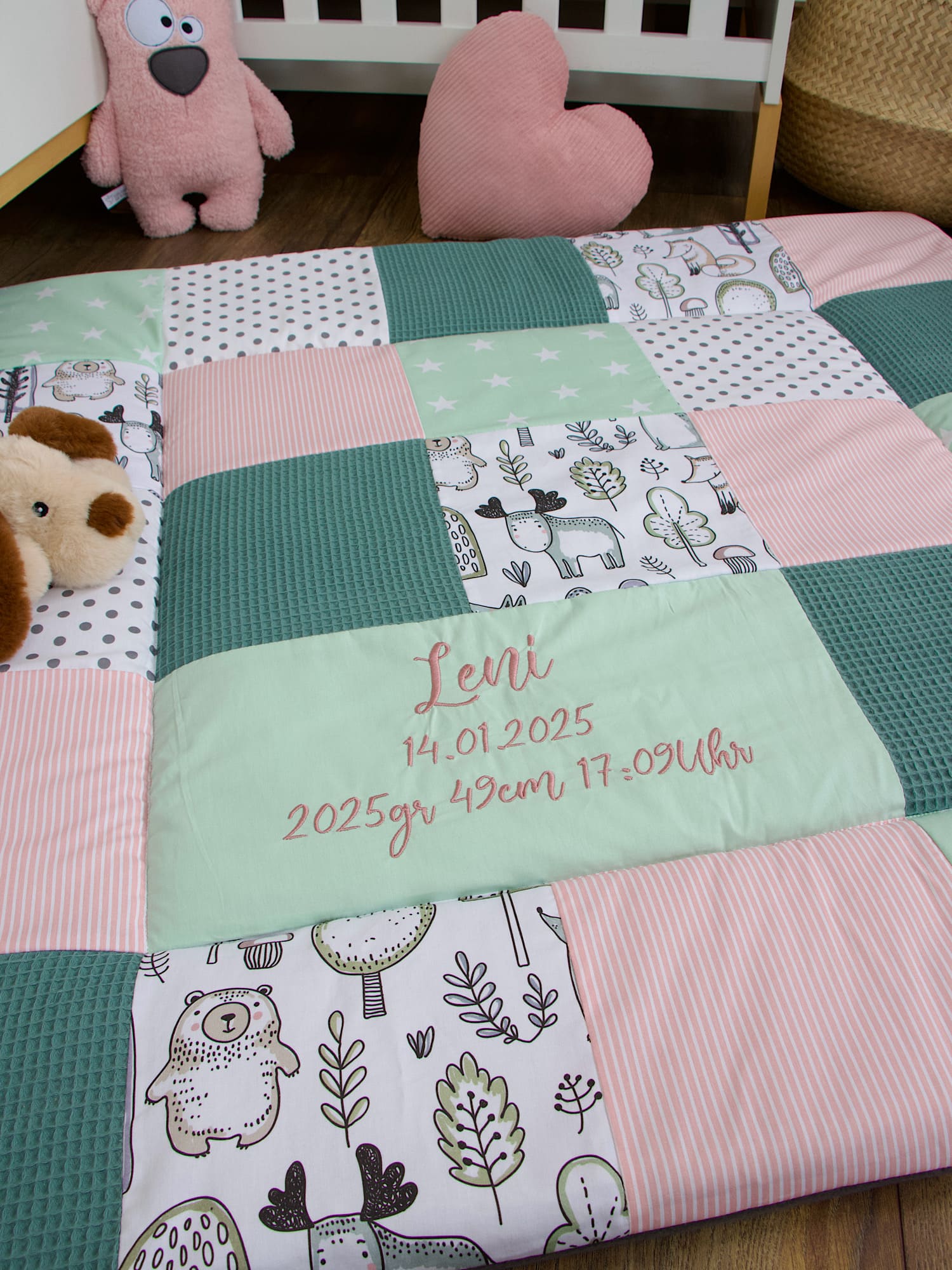 Krabbeldecke Patchwork personalisiert - Waldfreunde / Waffelpique altgrün / mint / altrosa