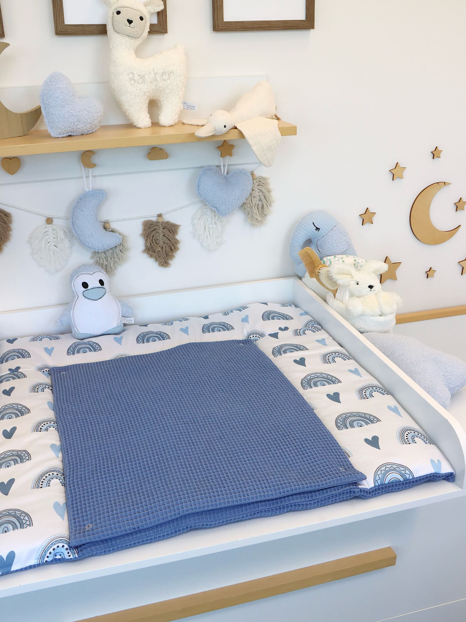 3-er SET - Wickelauflage, Bettschlange, Babynest - Regenbogen und Herzen blau / Waffelpique blau
