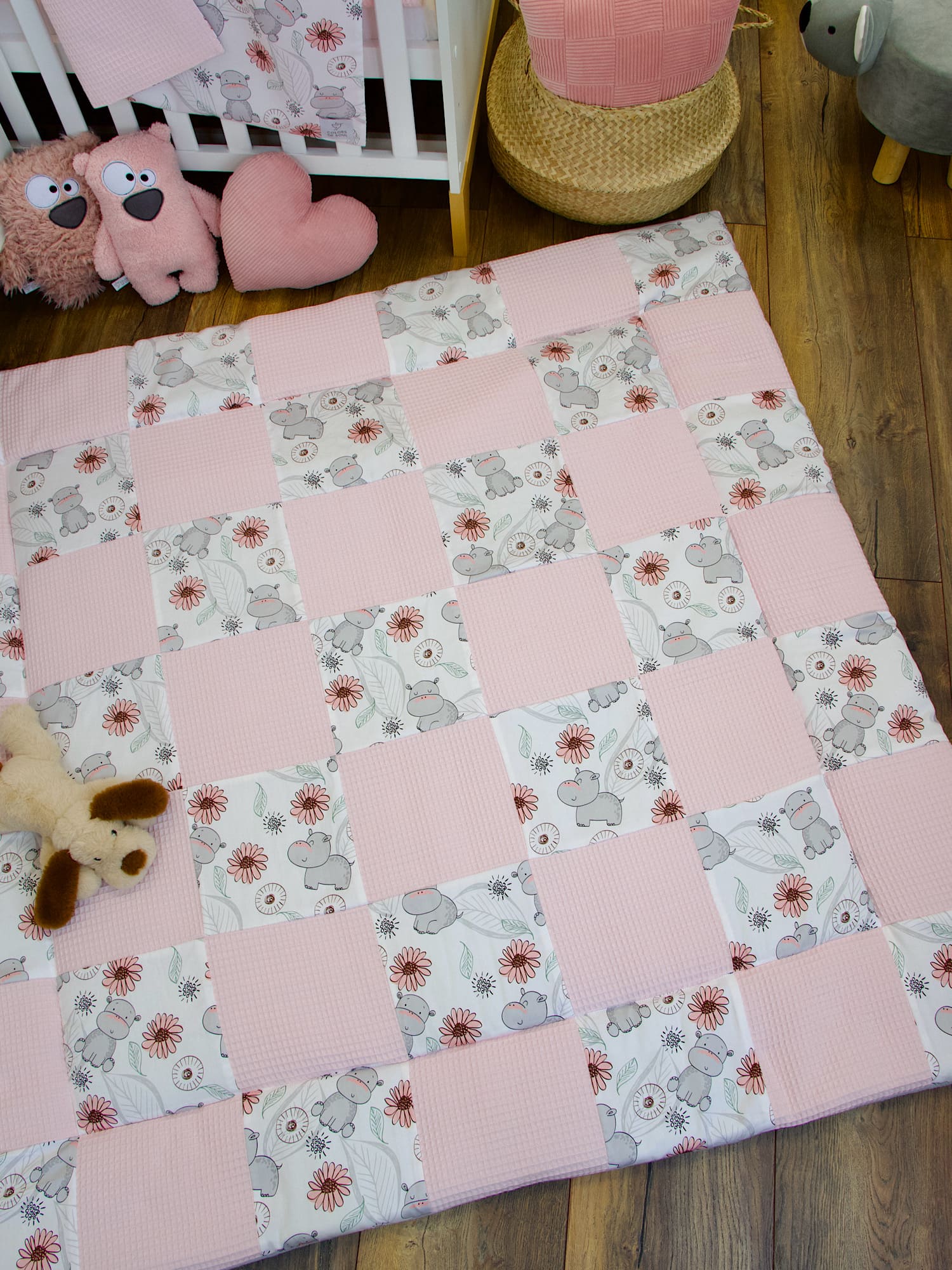 Patchwork Krabbeldecke mit Namen - Waffelpique hellrosa / niedliche Nilpferde