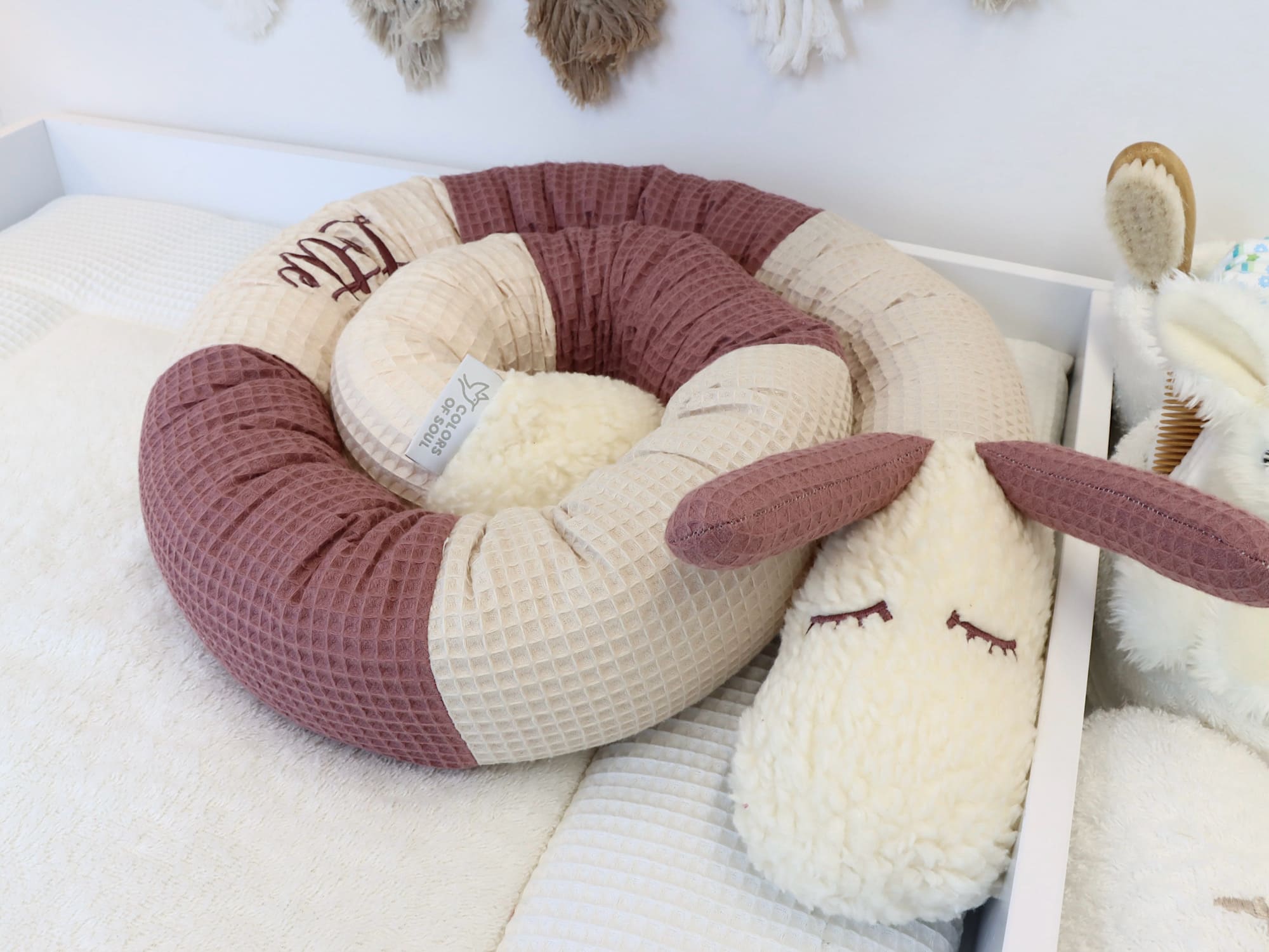 Handgemachte Puckschnecke Waffelpique malve natur beige mit Kuschelkopf im Babybett