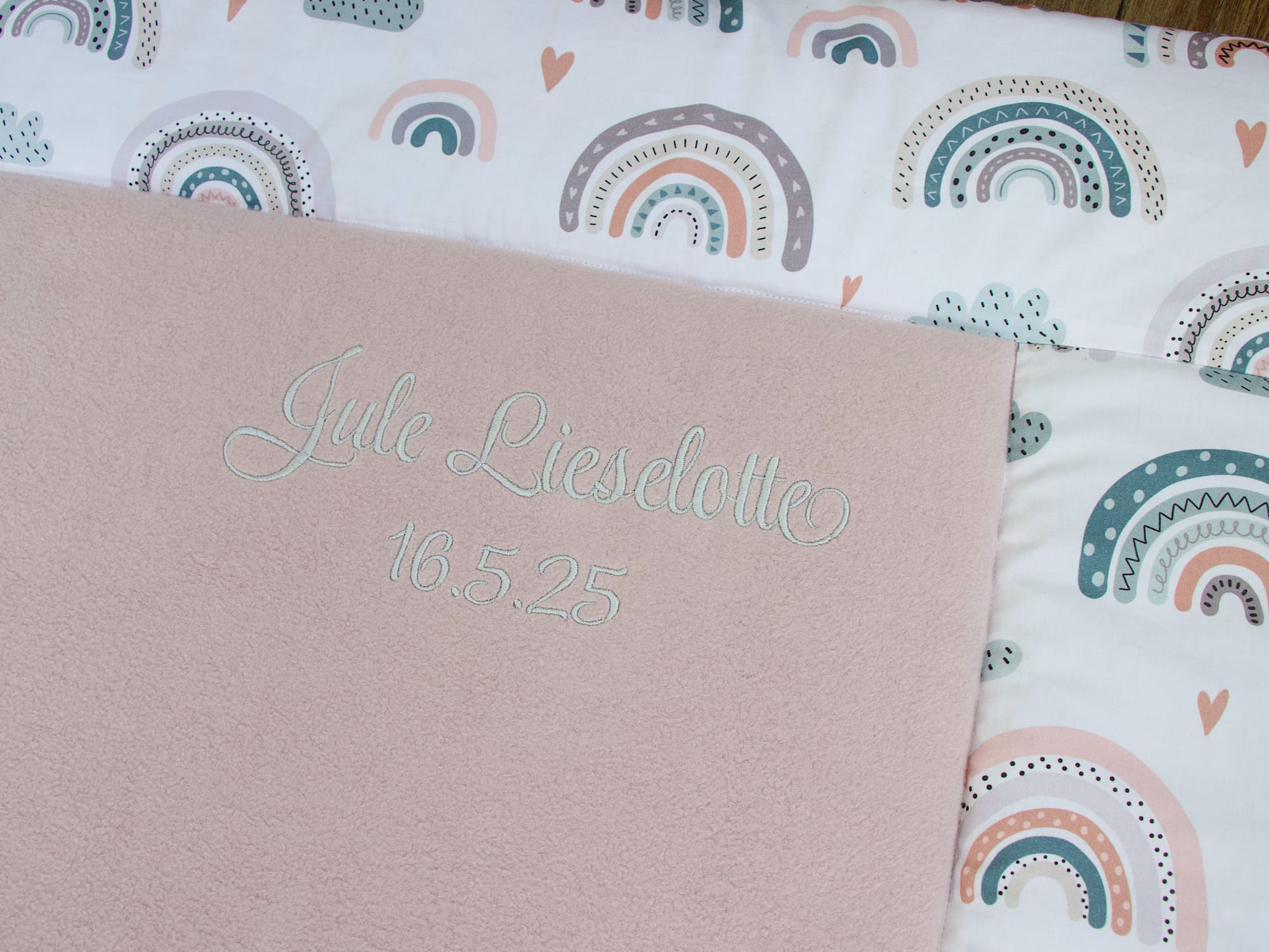 Personalisierte Krabbeldecke - pastell Regenbogen und Herzen / Baumwollfleece altrosa