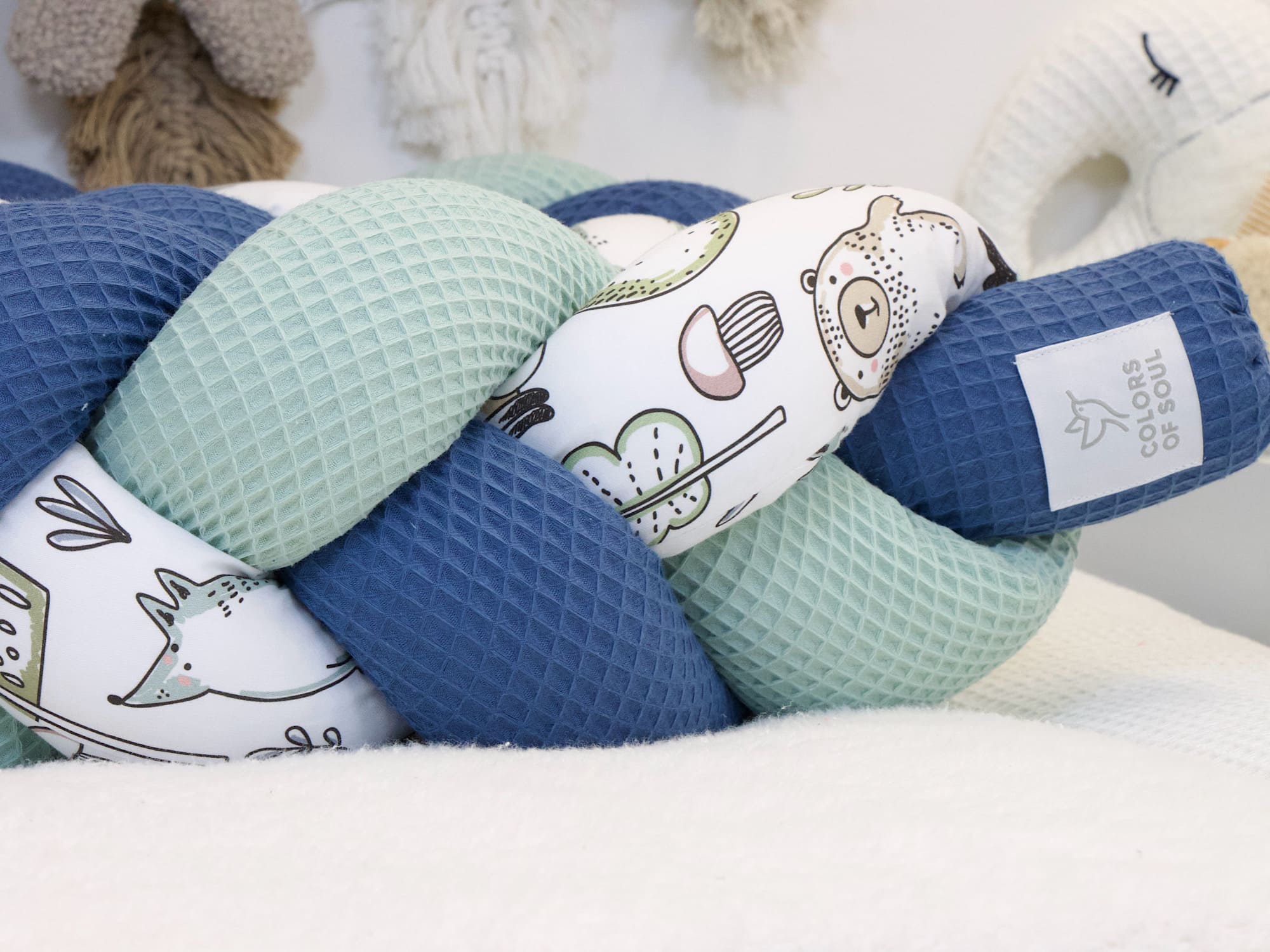 Geflochtene Bettschlange aus Waffelpique in Hellmint und Blau mit Waldfreunde-Motiv