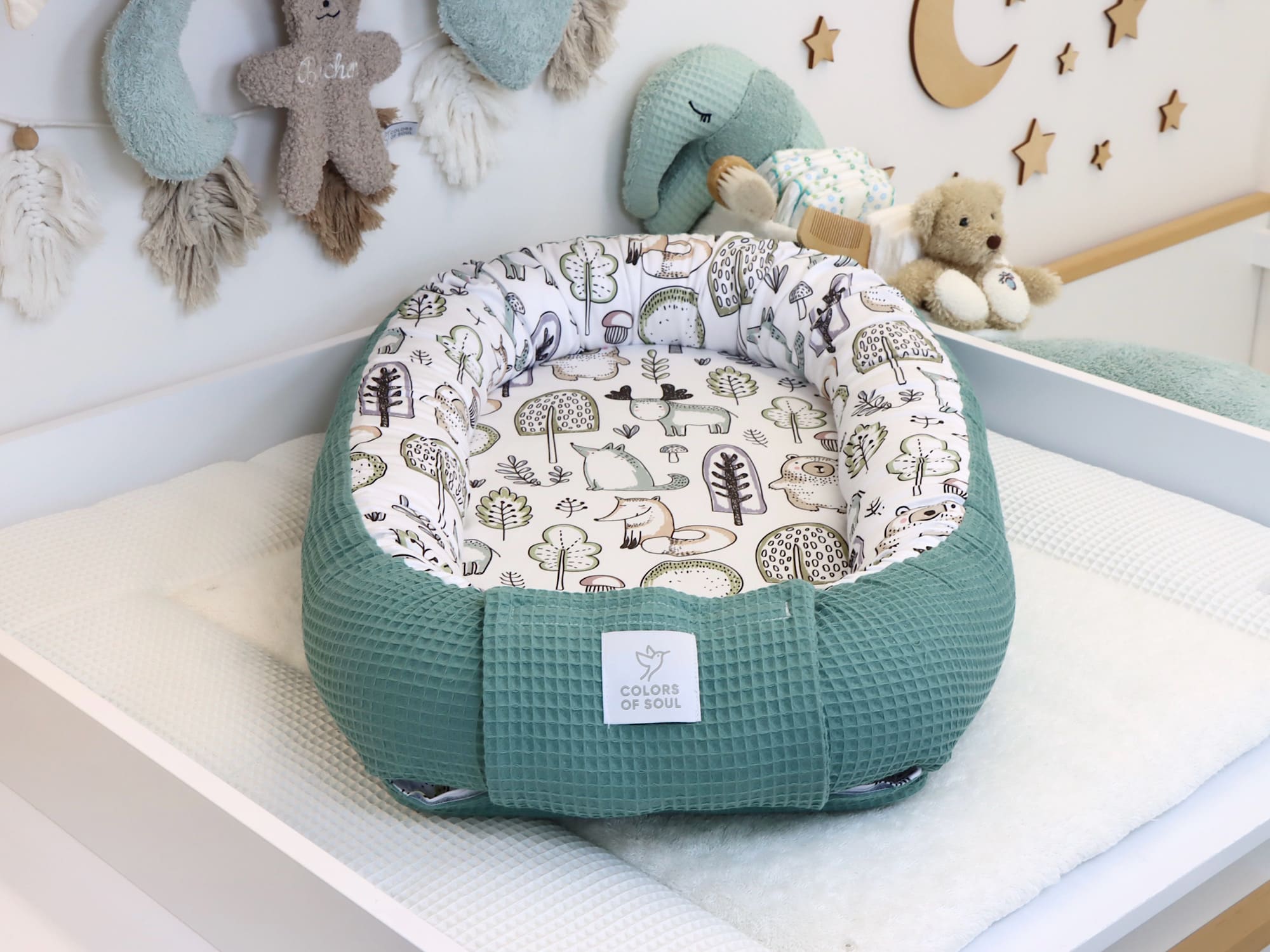 Handgemachtes Babynestchen Altgrün mit Waldfreunde Muster im Babybett