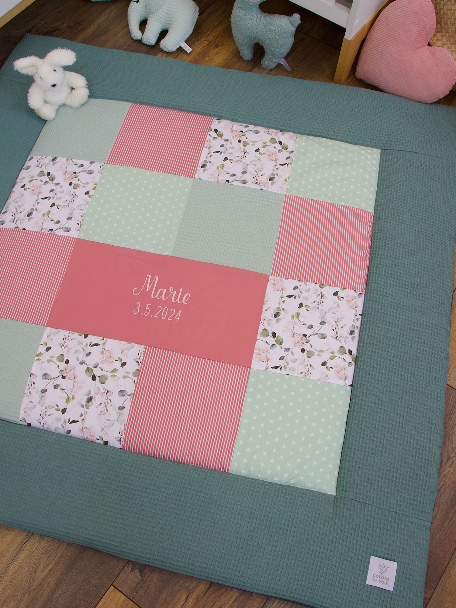 Patchwork Krabbeldecke - Gartenblumen rosa / Waffelpique altgrün / blush (mit Rand)