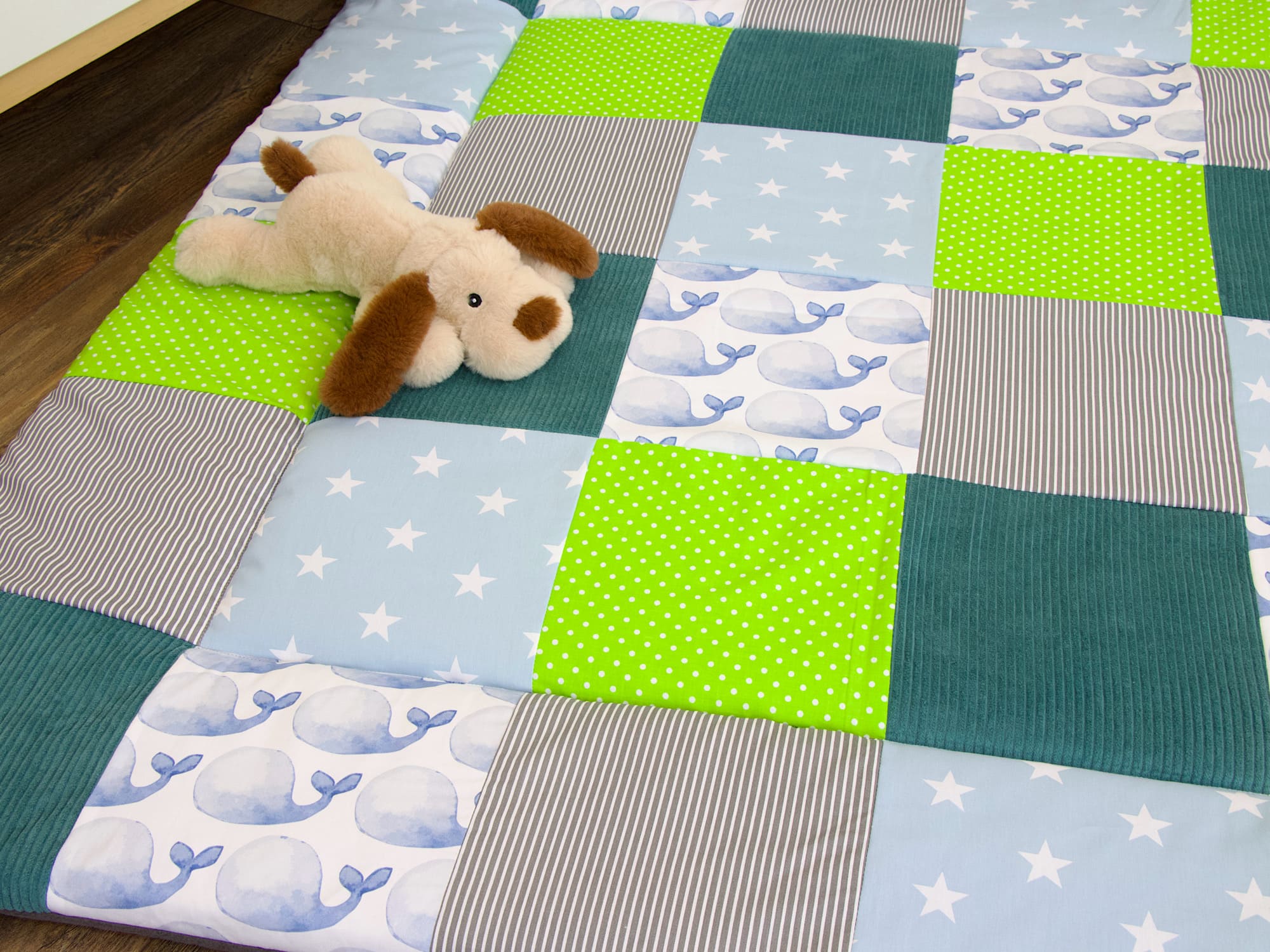 Personalisierte Krabbeldecke Baby - blaue Wale Aquarell / Kord petrol / hellblau