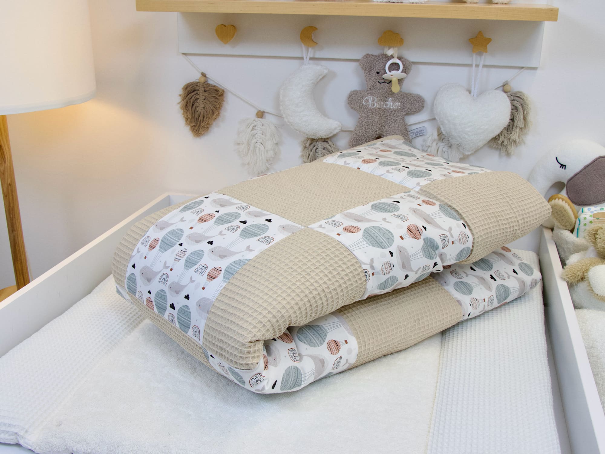 Detailansicht der Krabbeldecke aus Waffelpique Beige mit Baumwollsatin und liebevollem Wal-Motiv