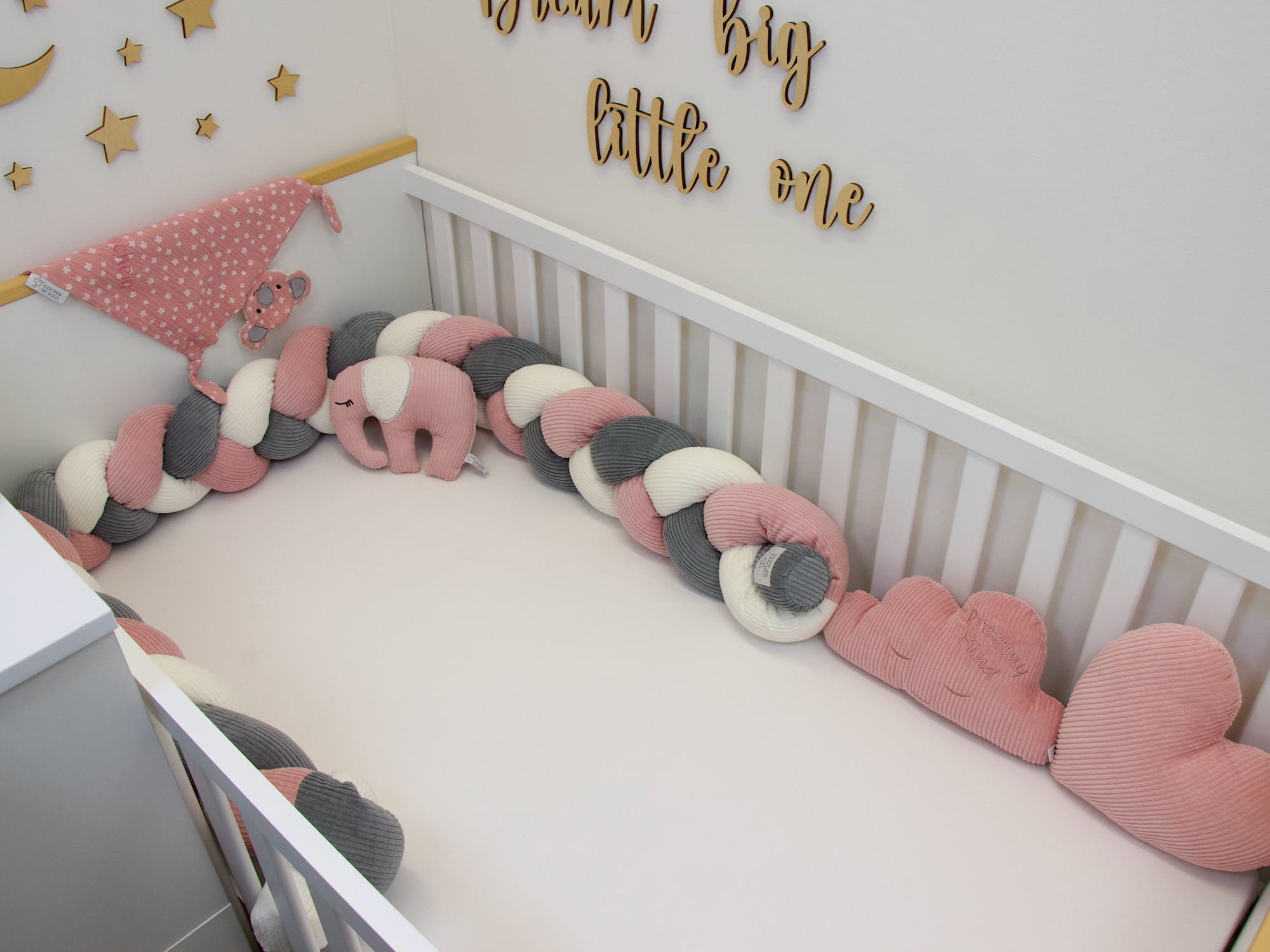 Geflochtene Nestchenschlange aus Cord in Creme, Altrosa und Grau im Babybett