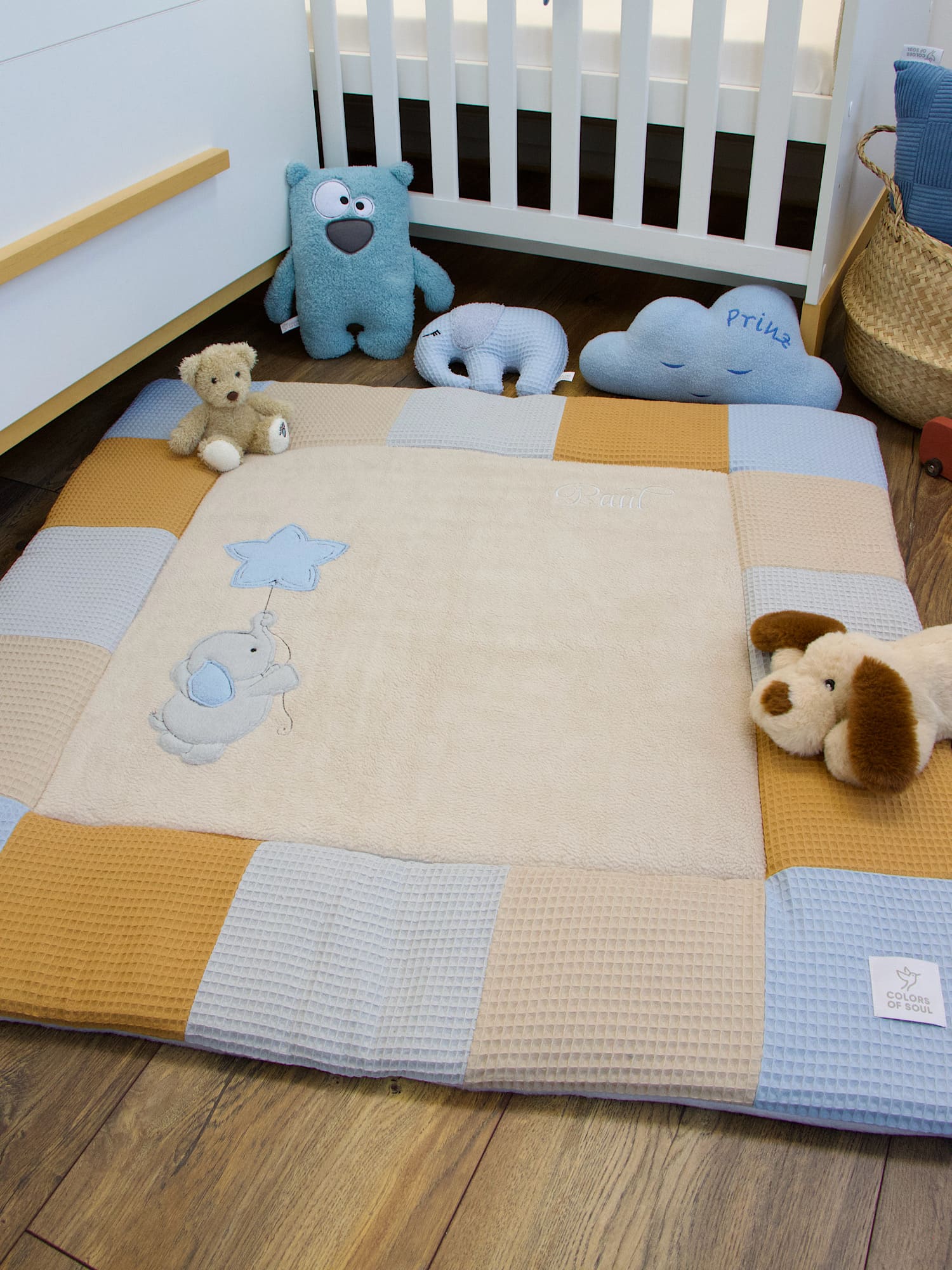 Handgemachte Baby Krabbeldecke mit Namen und Elefant – Kinderzimmer Styling