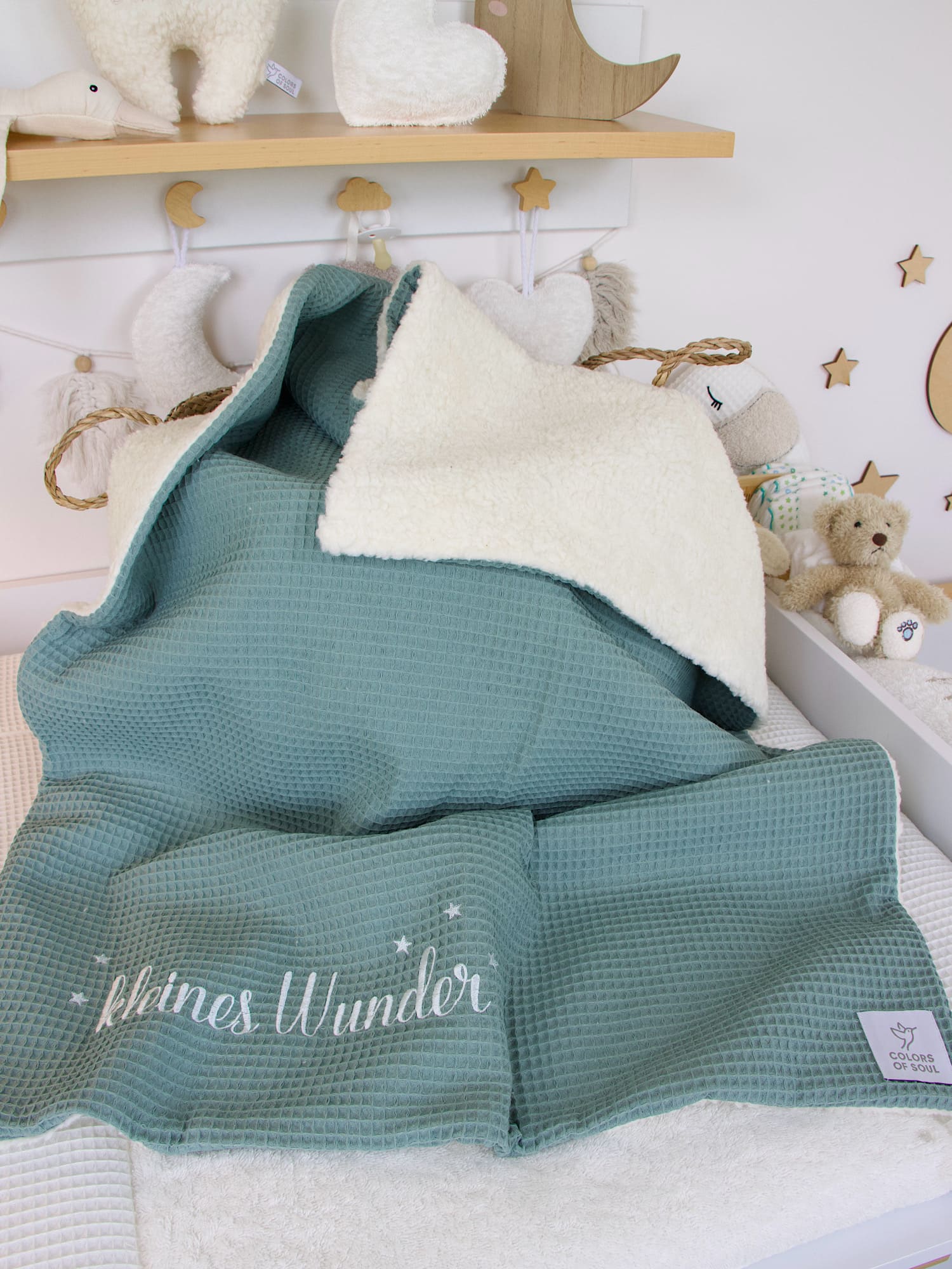 Personalisierte Kuscheldecke - Waffelpique altgrün / Teddyplüsch creme