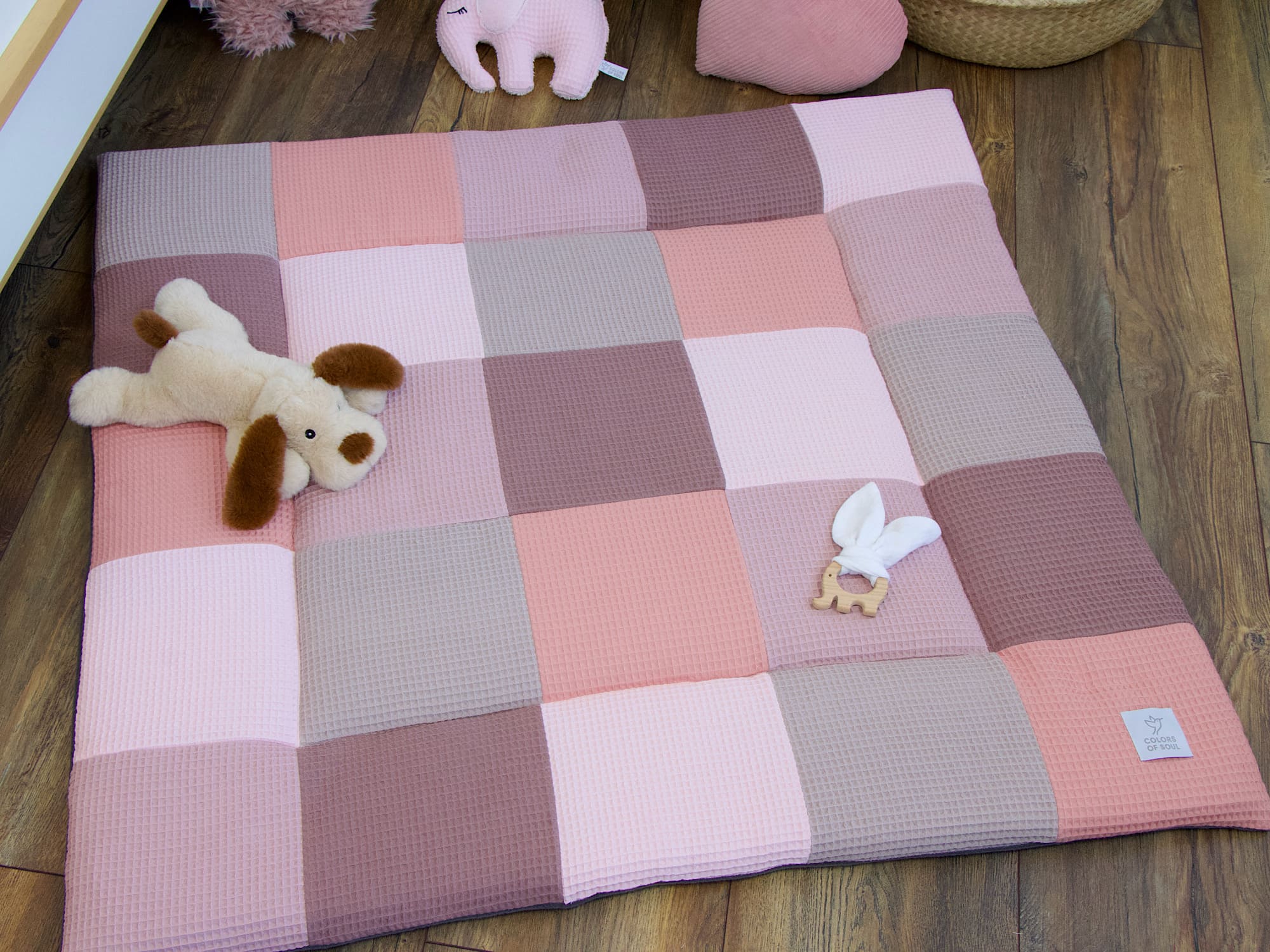 Große personalisierte Patchwork Krabbeldecke aus Waffelpique in Rosatönen – kuschelige Baby Spieldecke